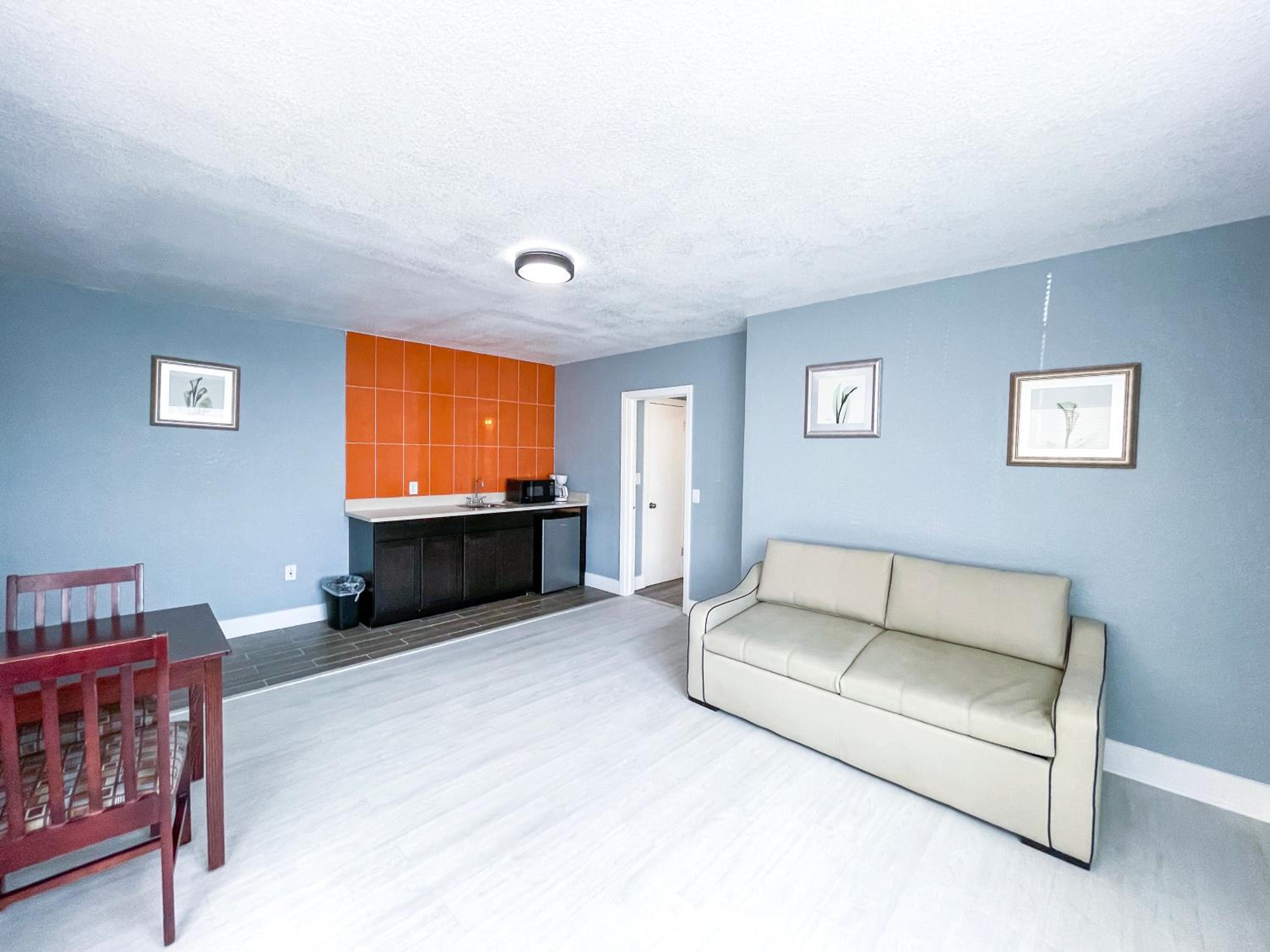 Deluxe Queen Suite photo 1