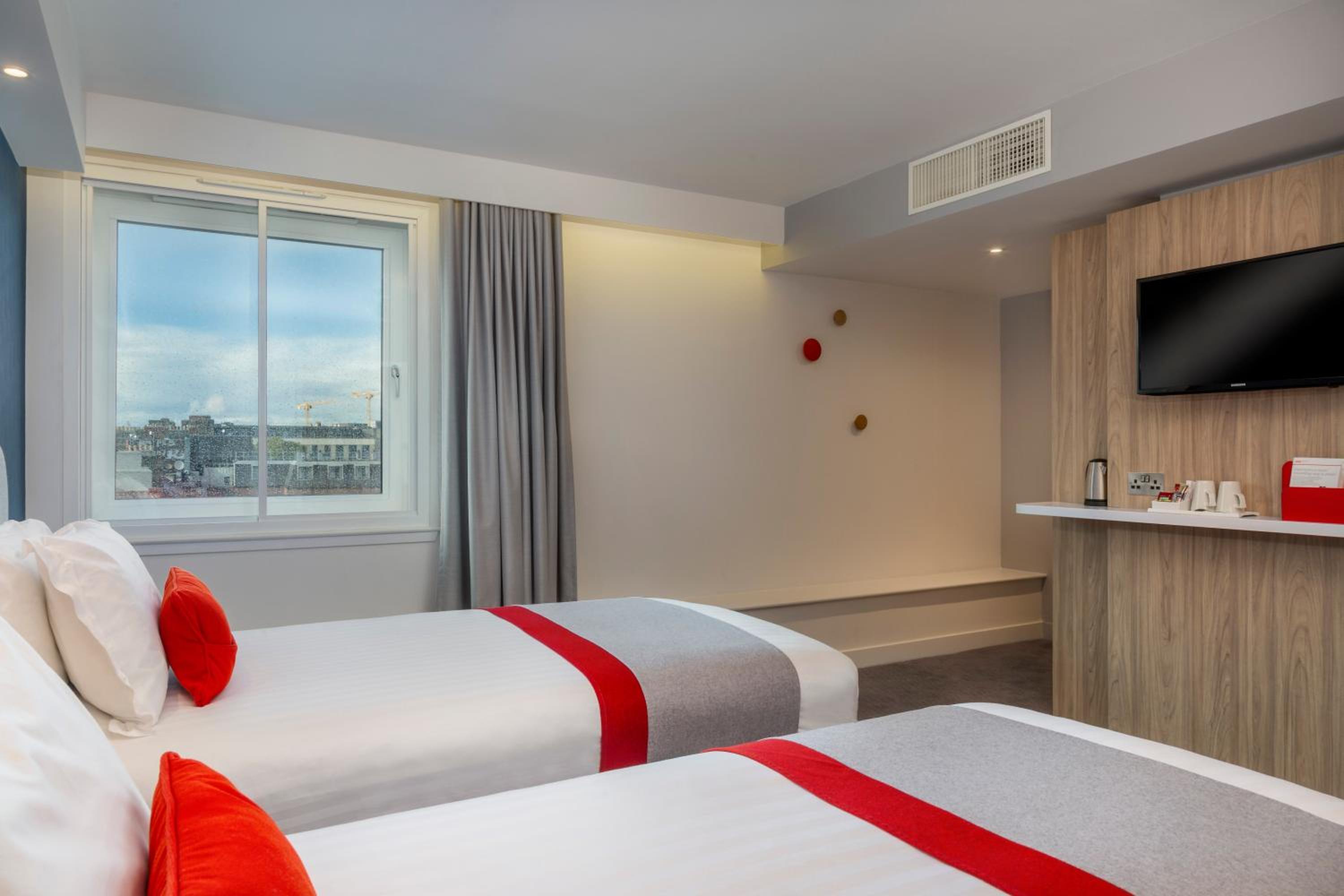 Standard Twin Room with Free Hot Breakfast - Photo 10