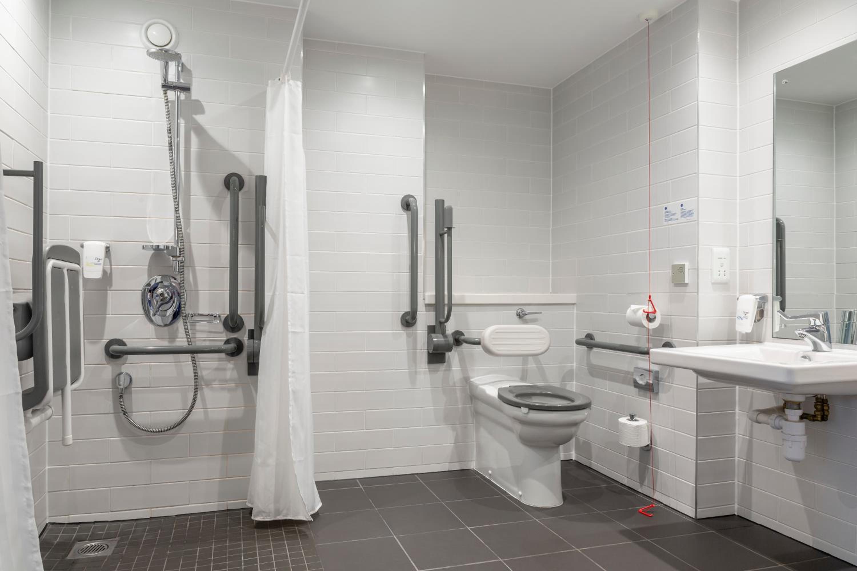 Double Room with Free Hot Breakfast - Accessible thumbnail 5