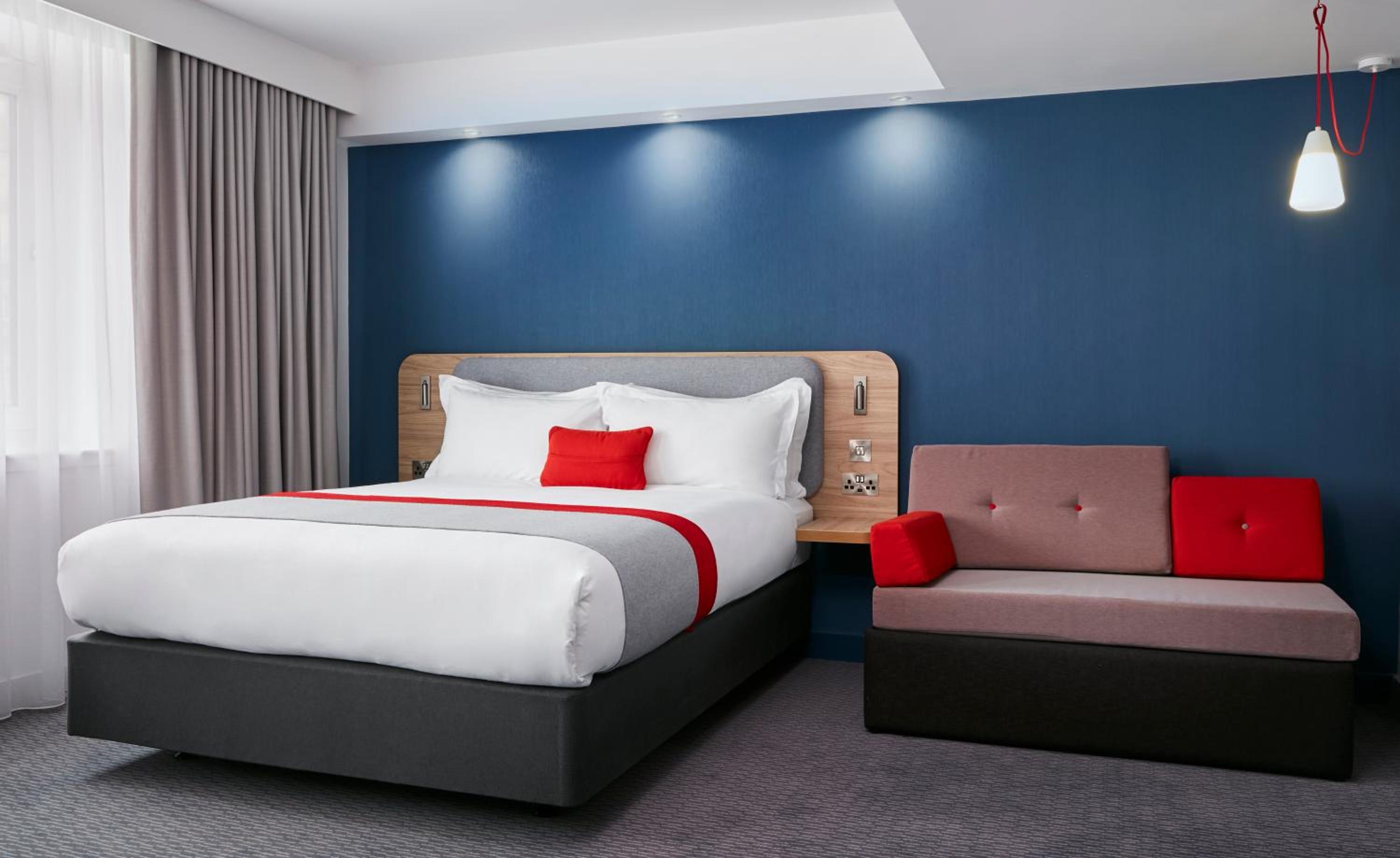 Standard Double Room with Single Sofa Bed and Free Hot Breakfast - Photo 12