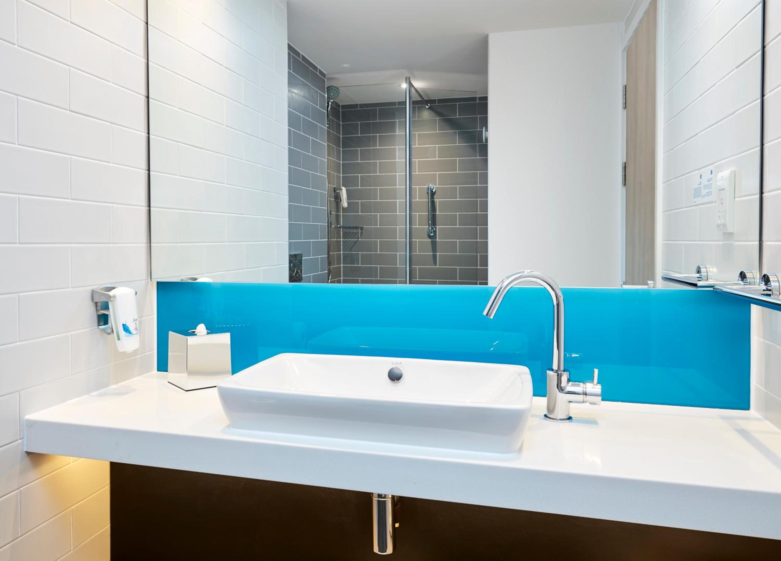 Standard Twin Room with Free Hot Breakfast thumbnail 5