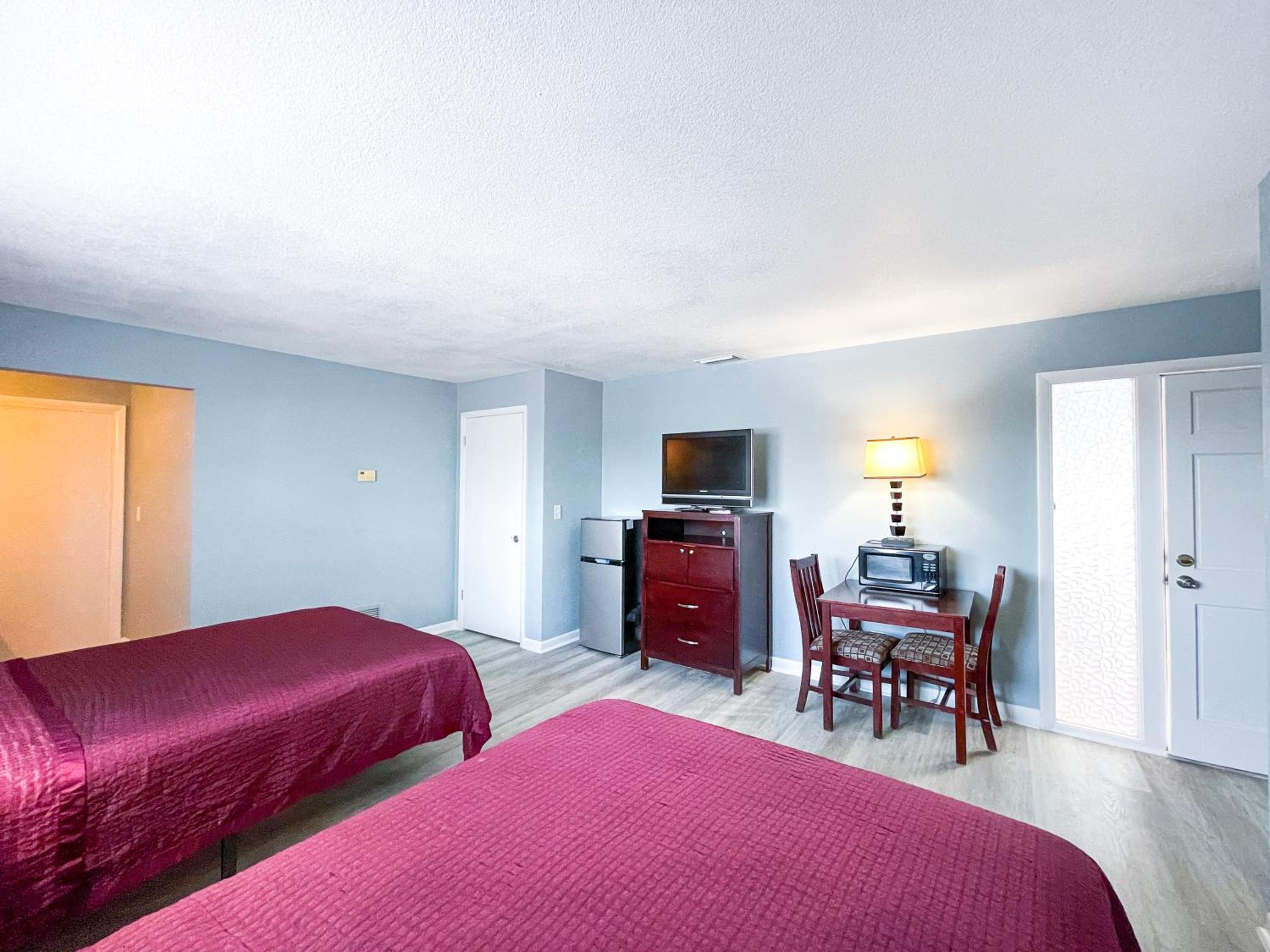 Deluxe Queen Suite photo 3