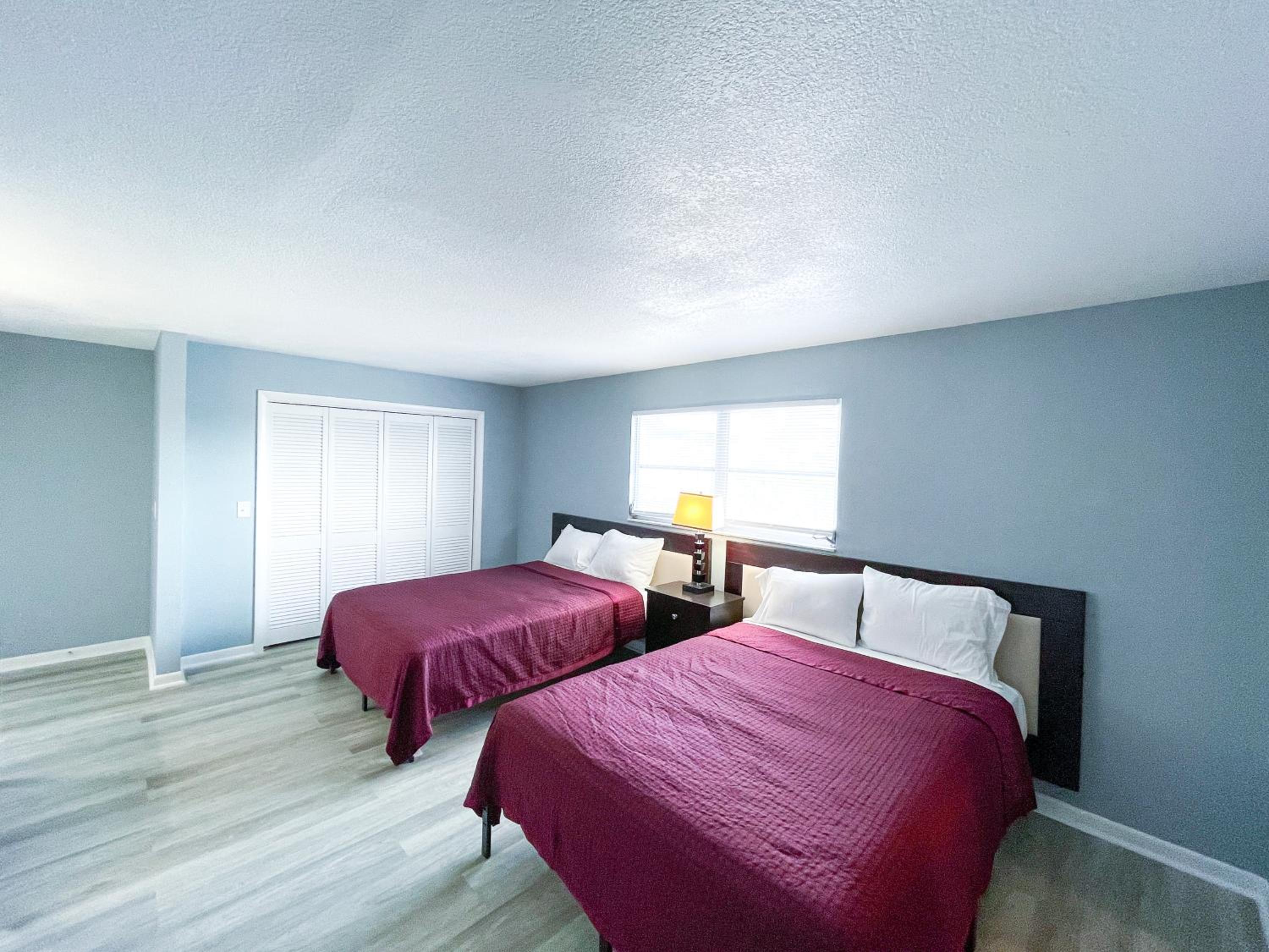 Deluxe Queen Suite photo 2