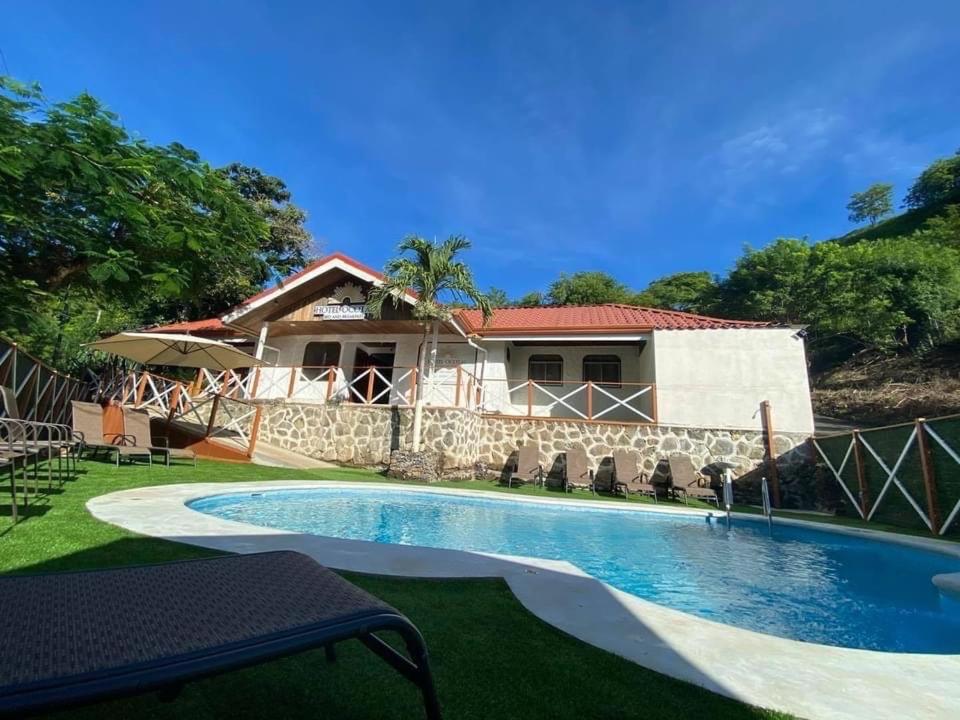 Eight-Bedroom House photo 1