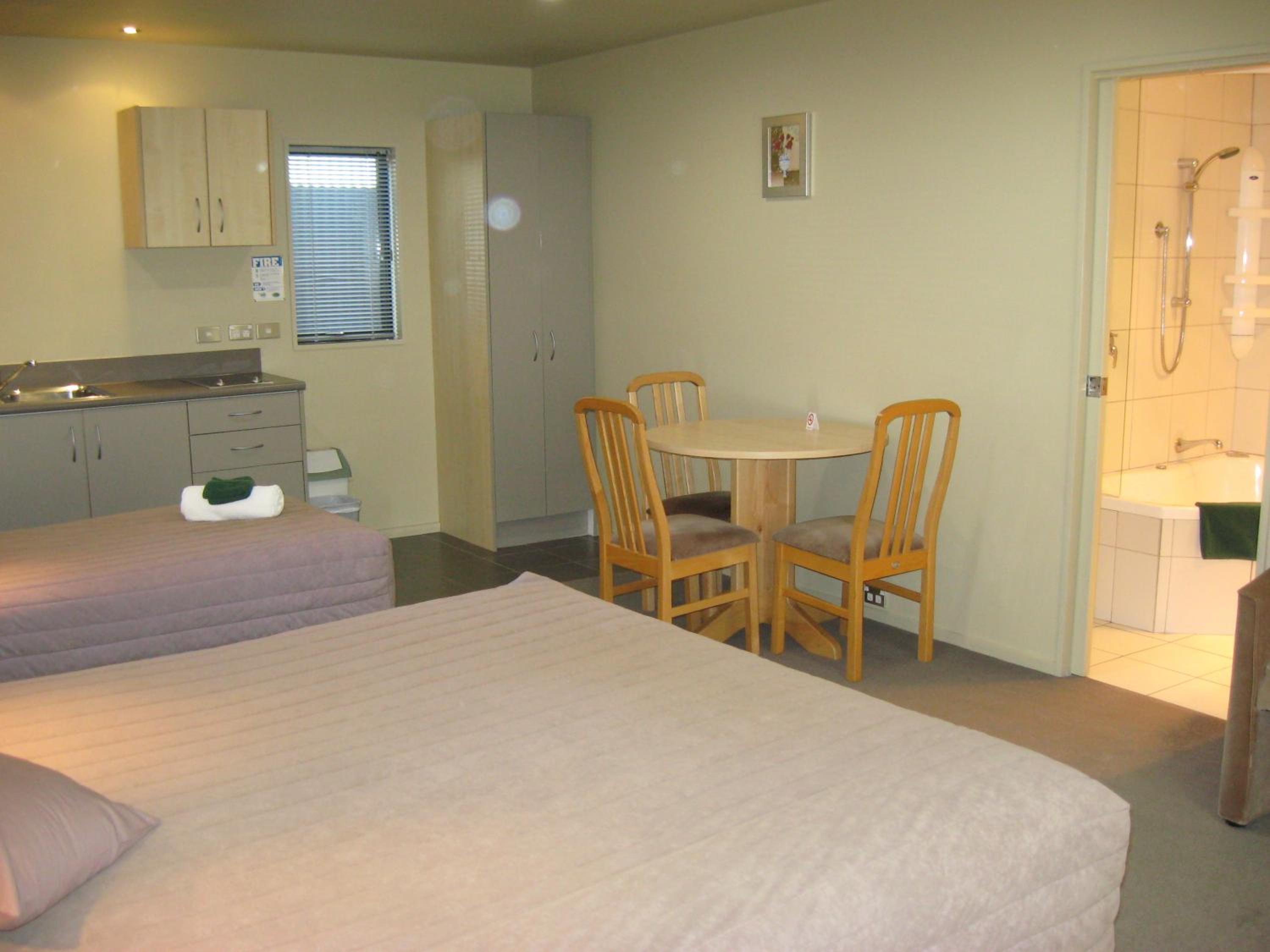 Deluxe Twin or Triple Studio with Spa Bath photo 3