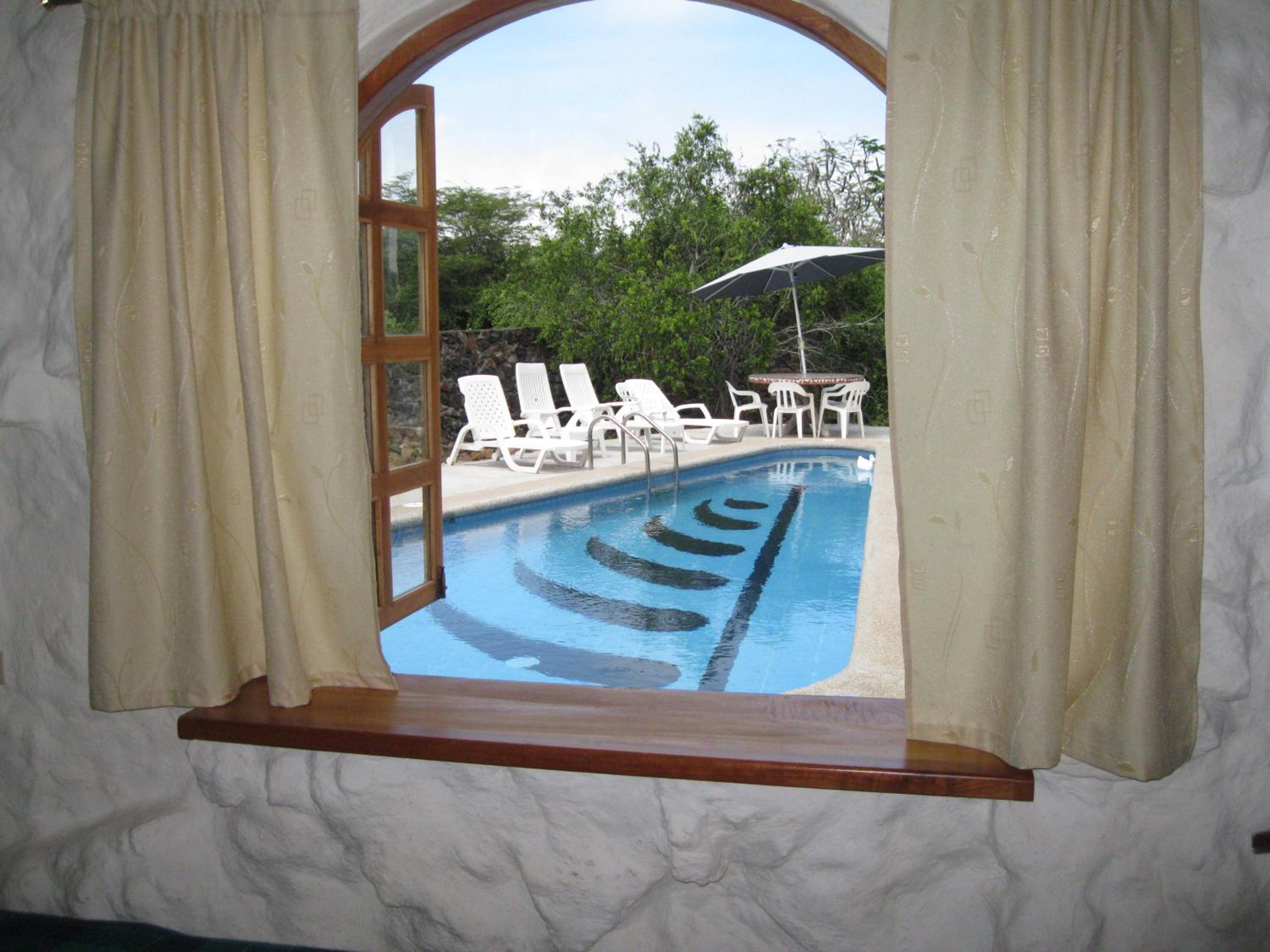 Familiar Room with Pool View photo 3
