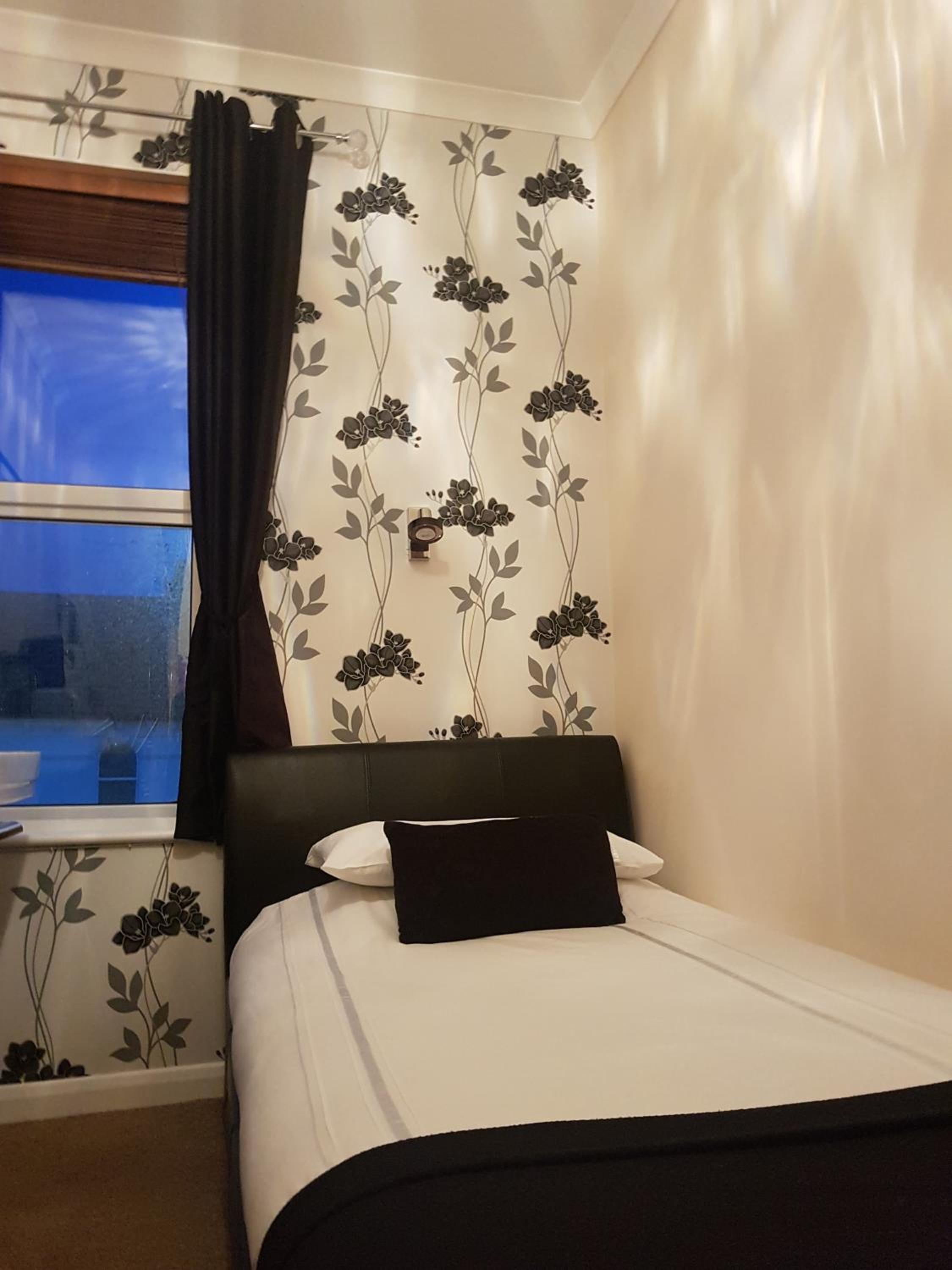 Single Room with Shared Bathroom photo 3