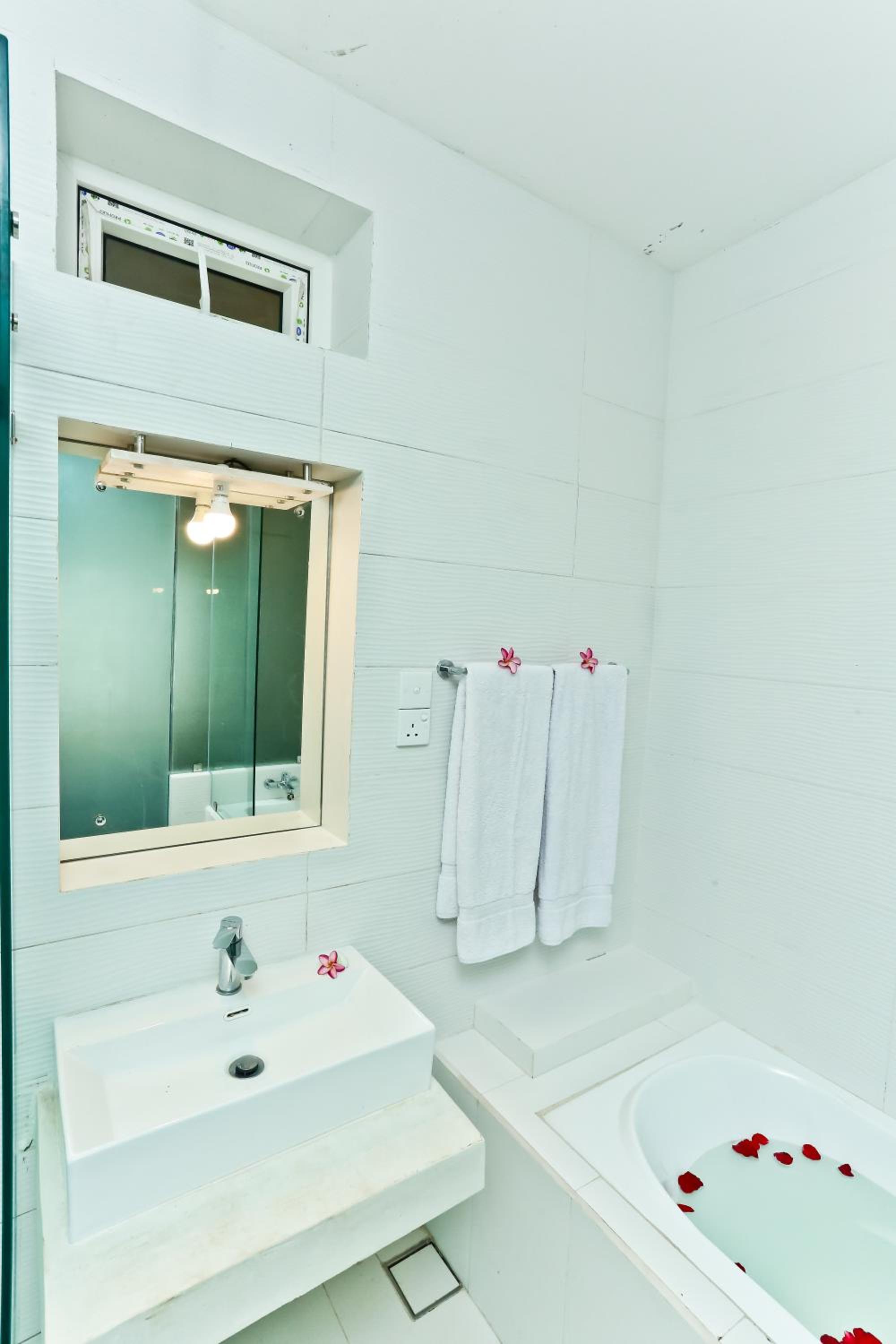 Super Deluxe Room with Balcony,Bath and Sea View - Photo 6