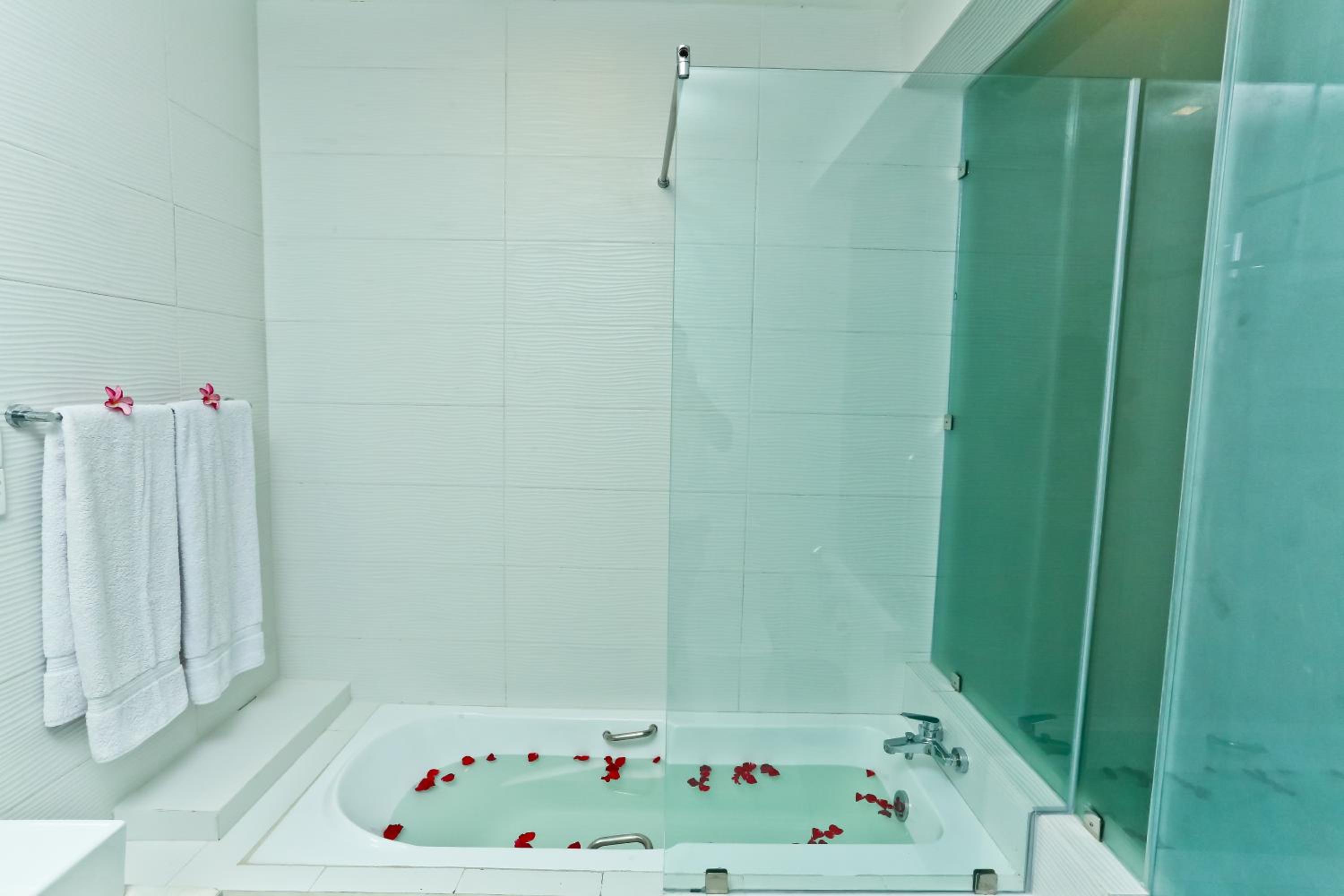 Super Deluxe Room with Balcony,Bath and Sea View - Photo 8