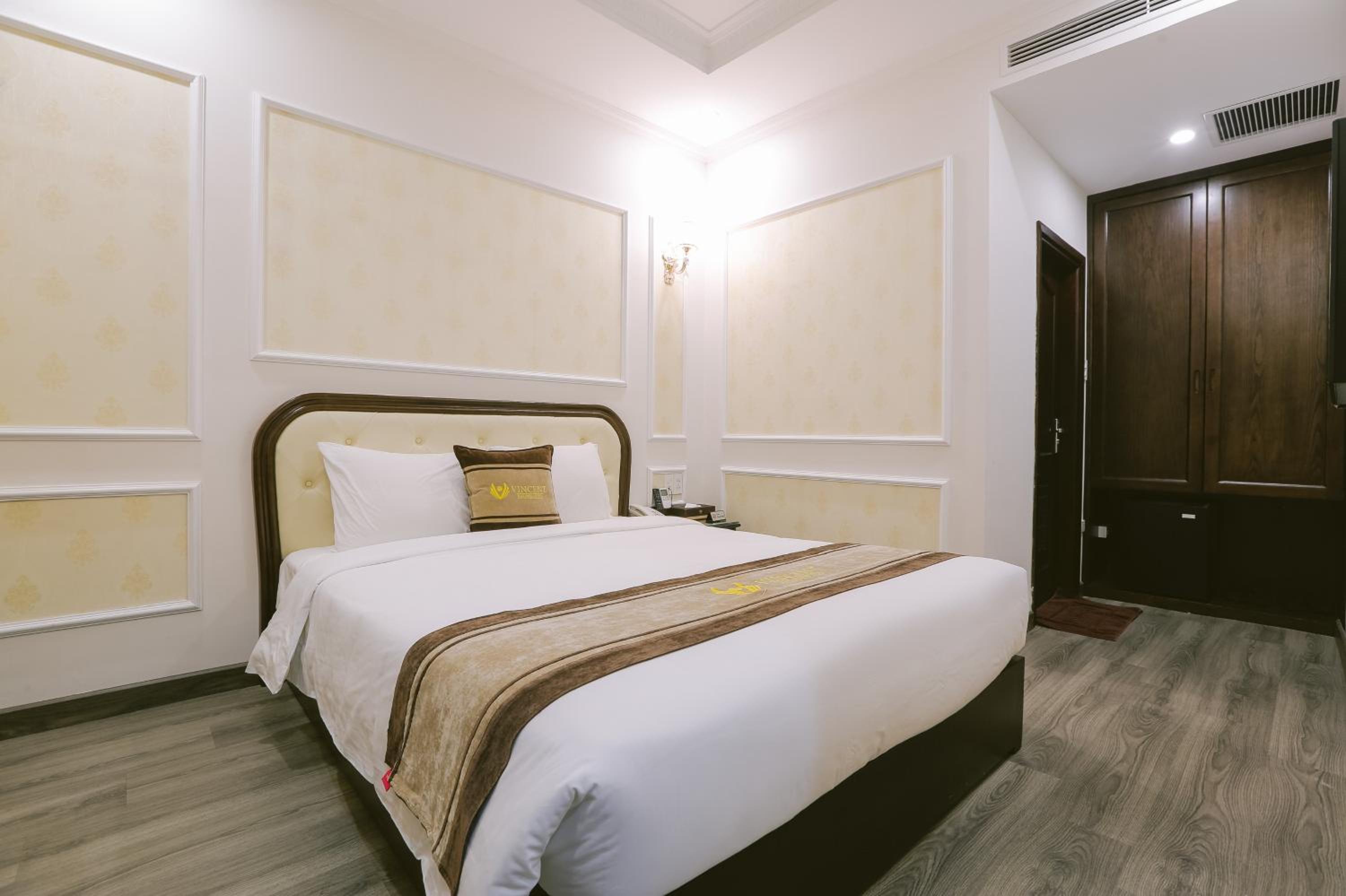 Large Double Room - Photo 3