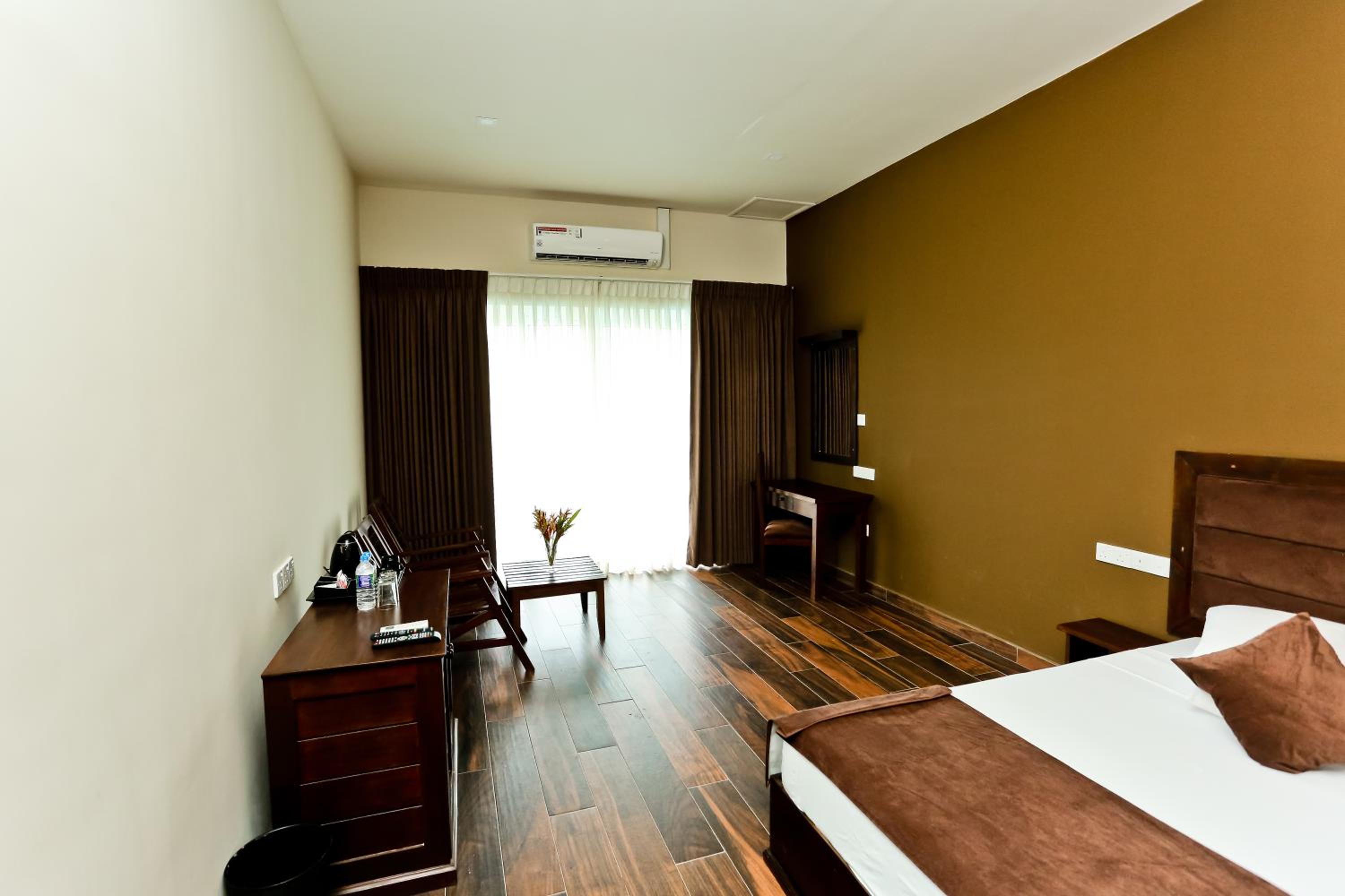Deluxe Double Room with Balcony / Patio - Photo 4