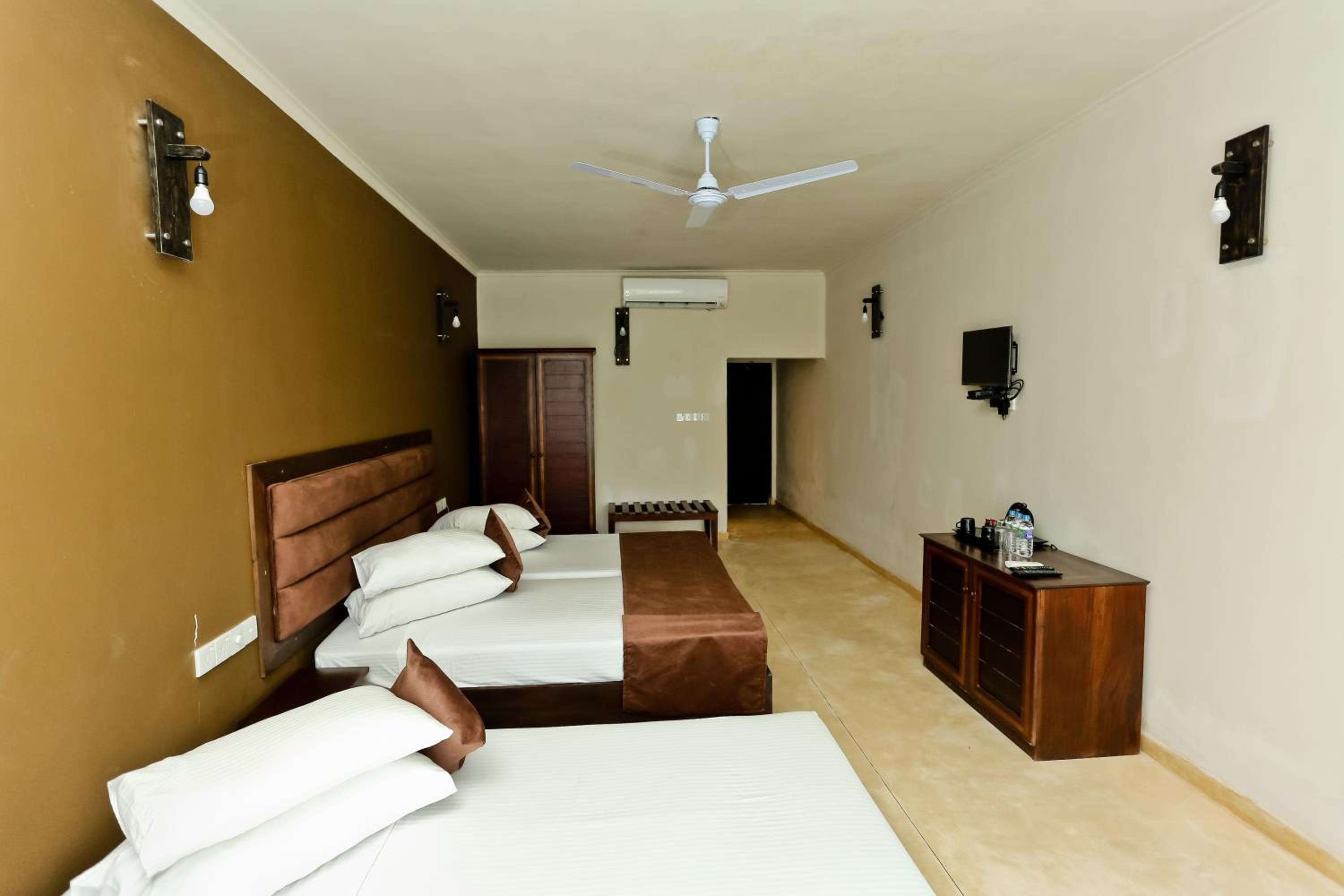 Deluxe Double Room with Balcony / Patio - Photo 8