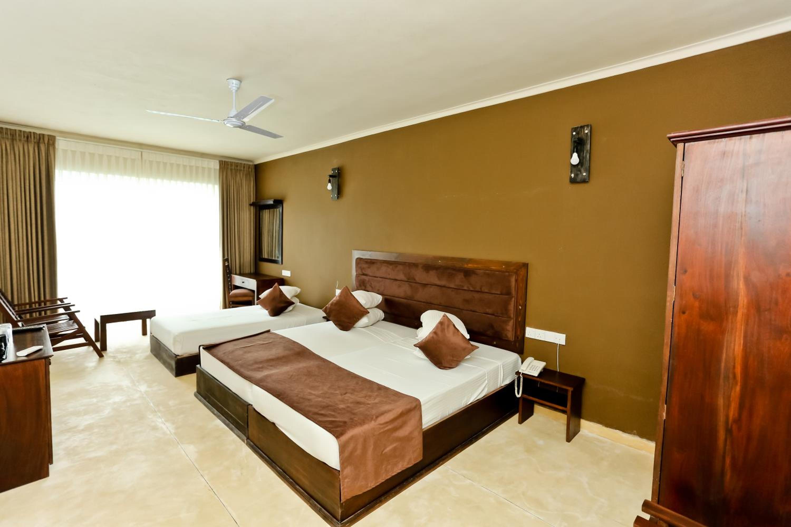 Deluxe Double Room with Balcony / Patio - Photo 6