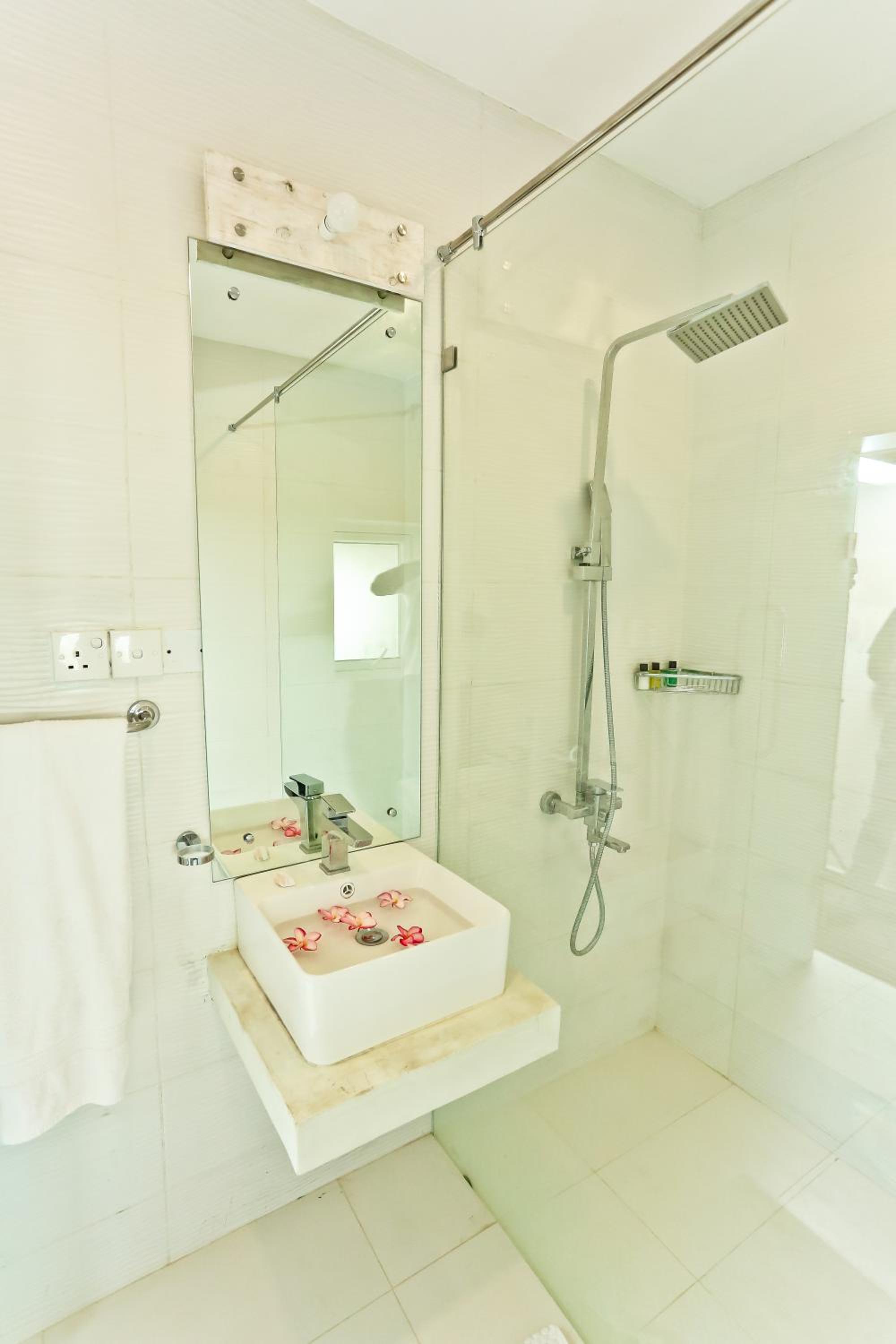 Deluxe Double Room with Balcony / Patio - Photo 11