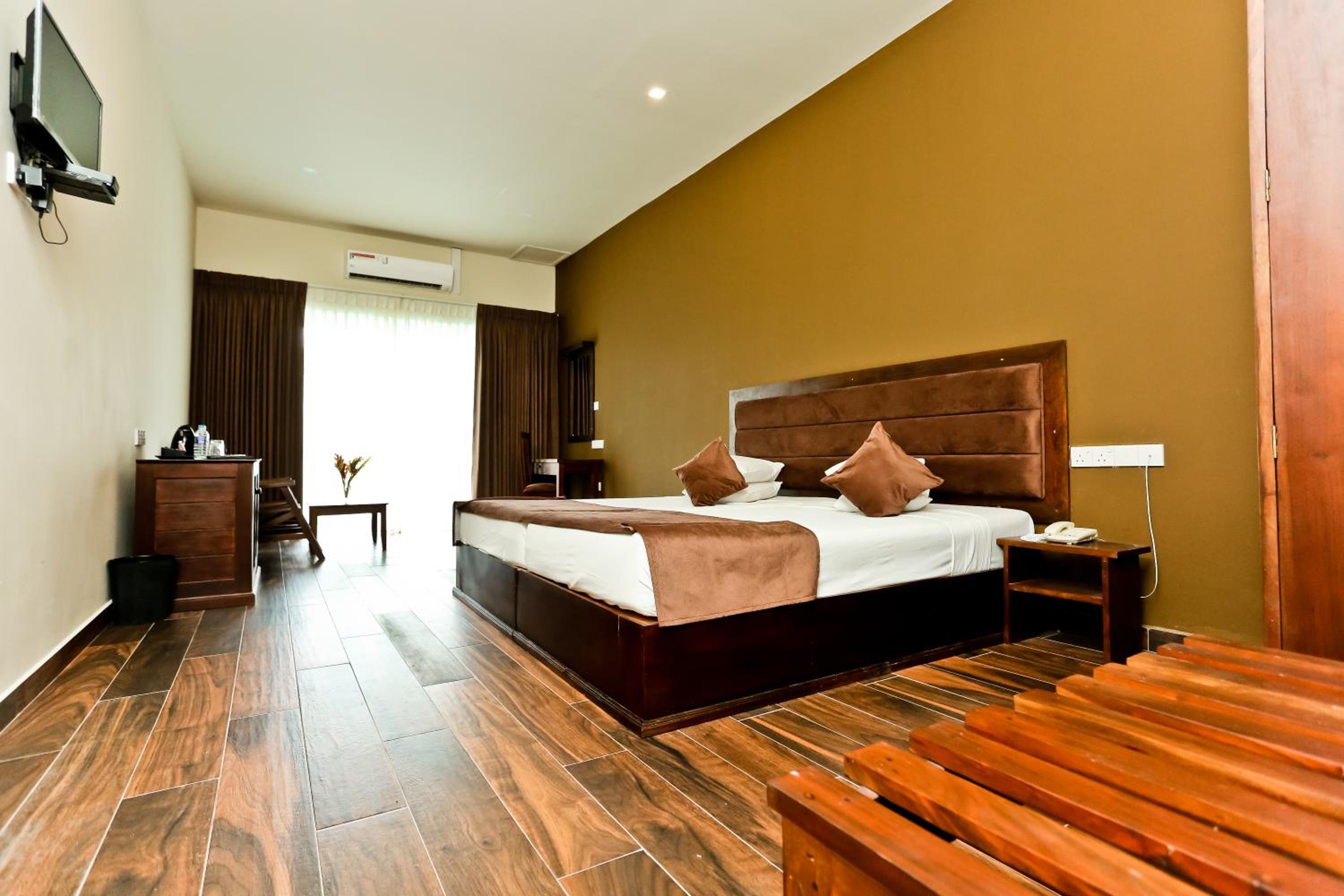Deluxe Double Room with Balcony / Patio - Photo 3
