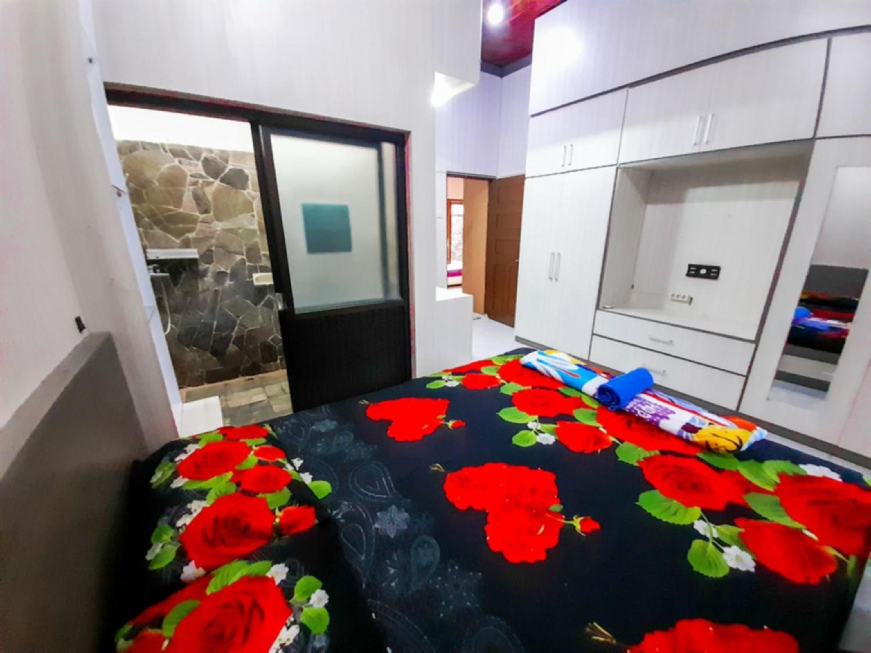 Deluxe Room (2 Adults + 1 Child)