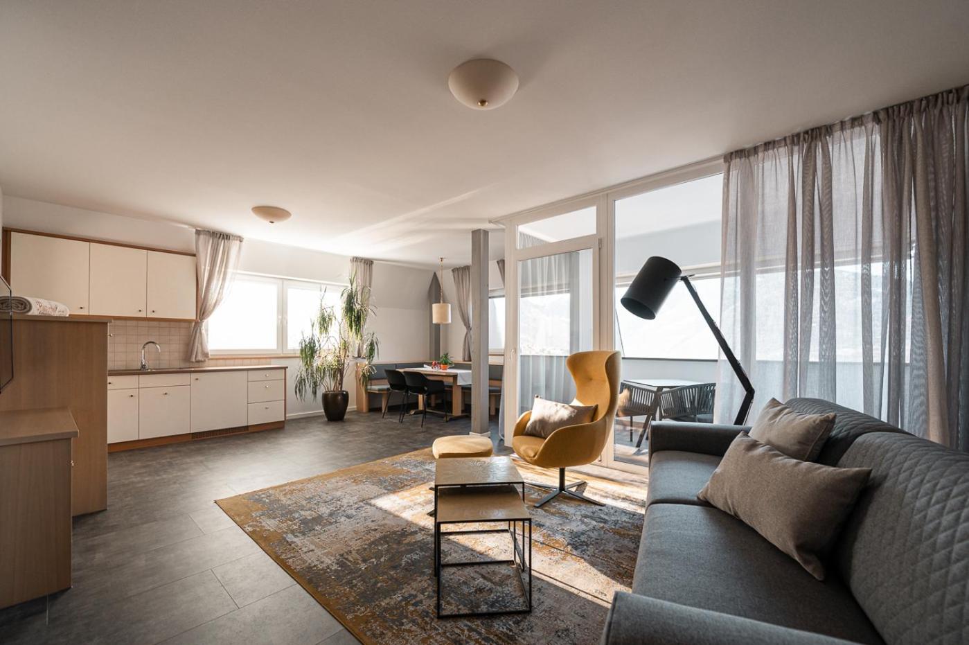 Superior One-Bedroom Apartment with panoramic and Mountain View - Poolseite