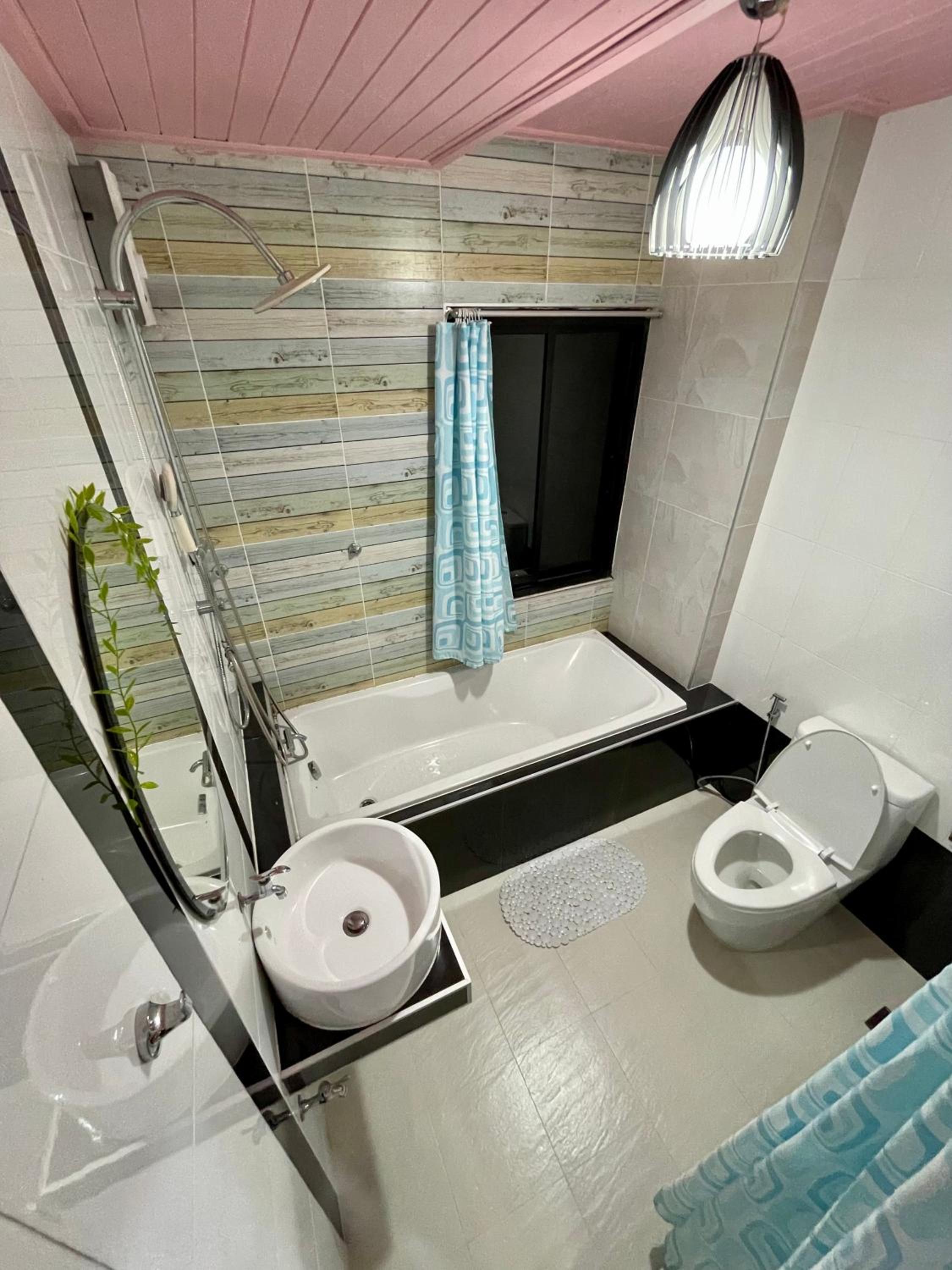 Deluxe King Suite photo 2