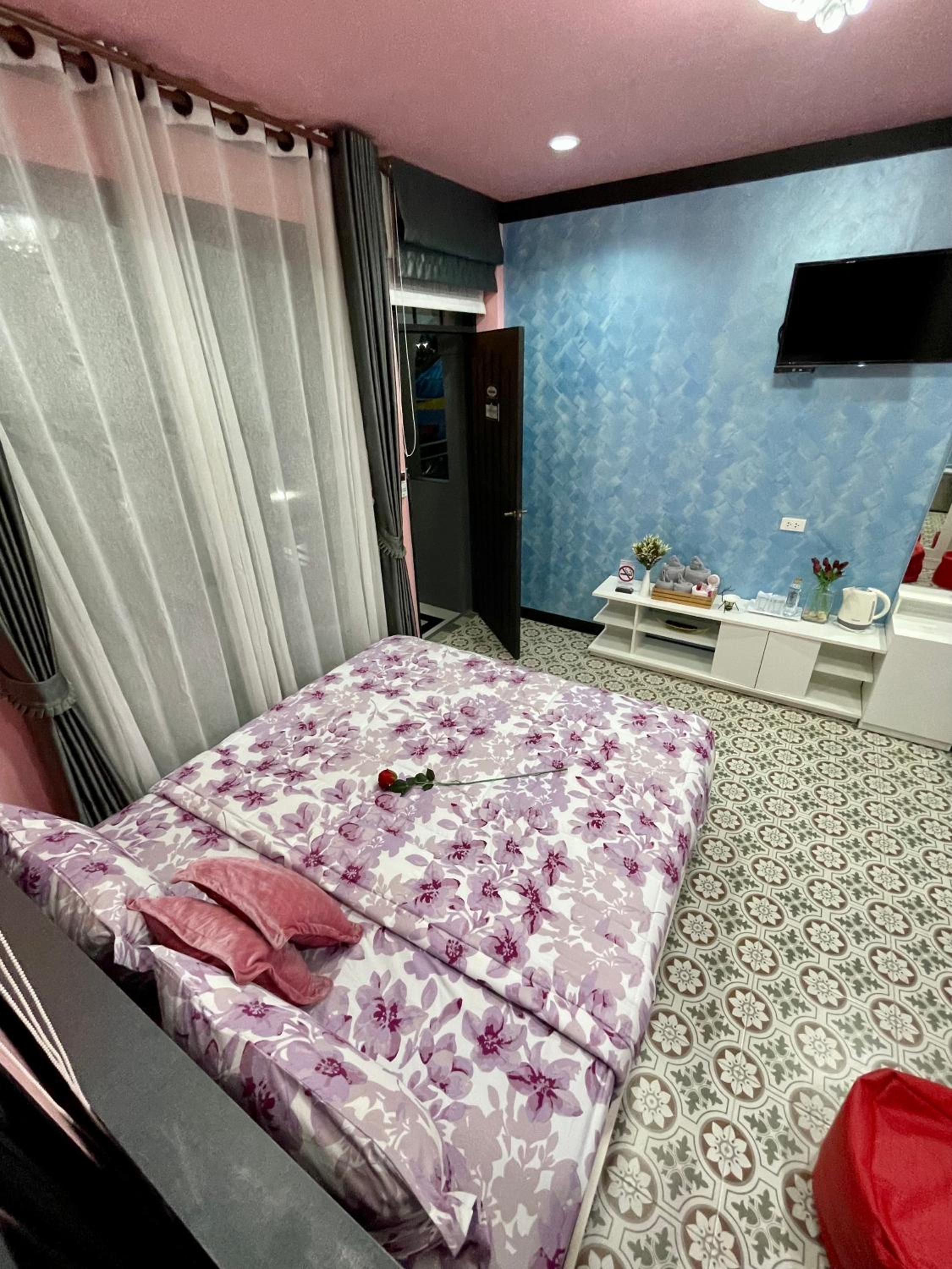 Deluxe King Suite photo 3