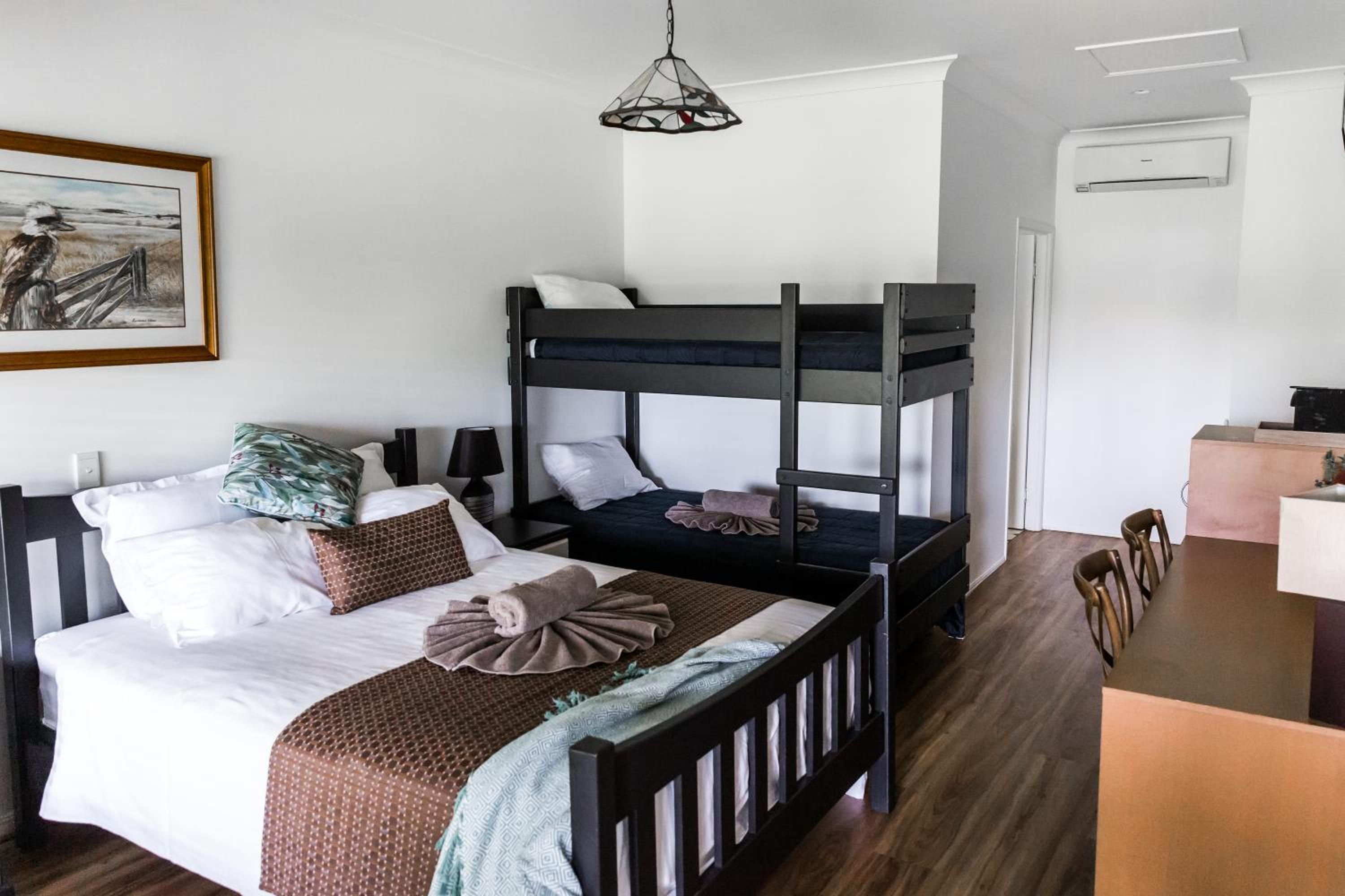 Quadruple Room with Private Bathroom photo 3