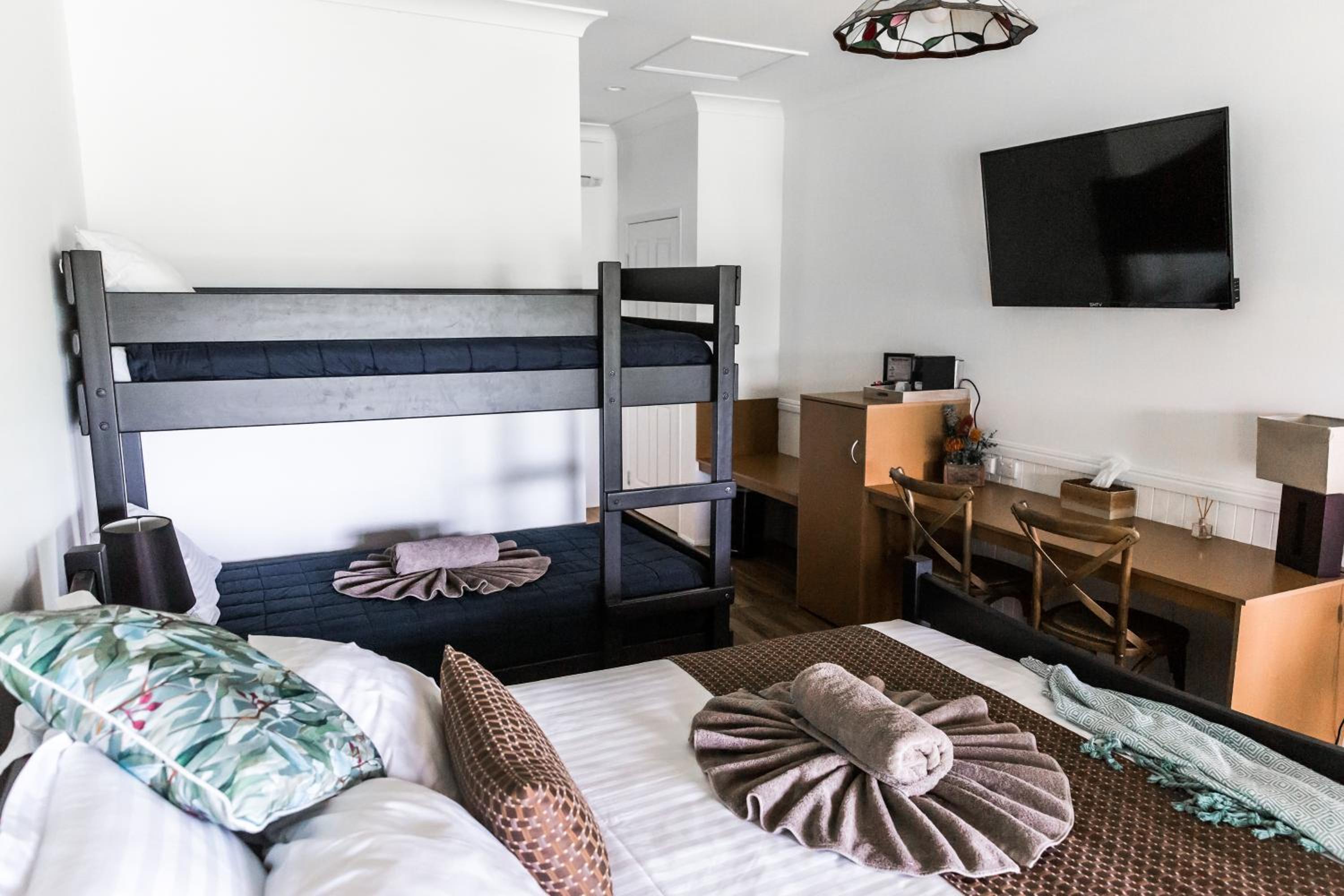Quadruple Room with Private Bathroom photo 2