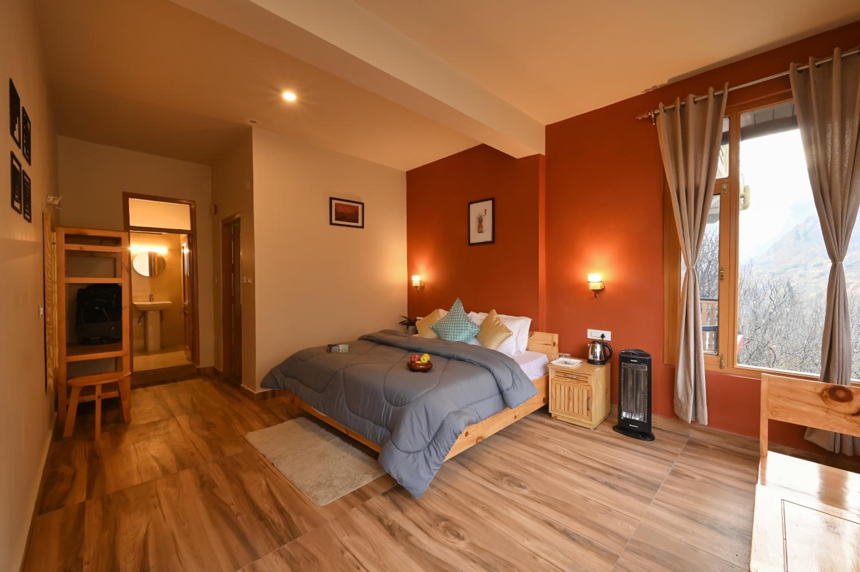 Deluxe Room - Photo 13