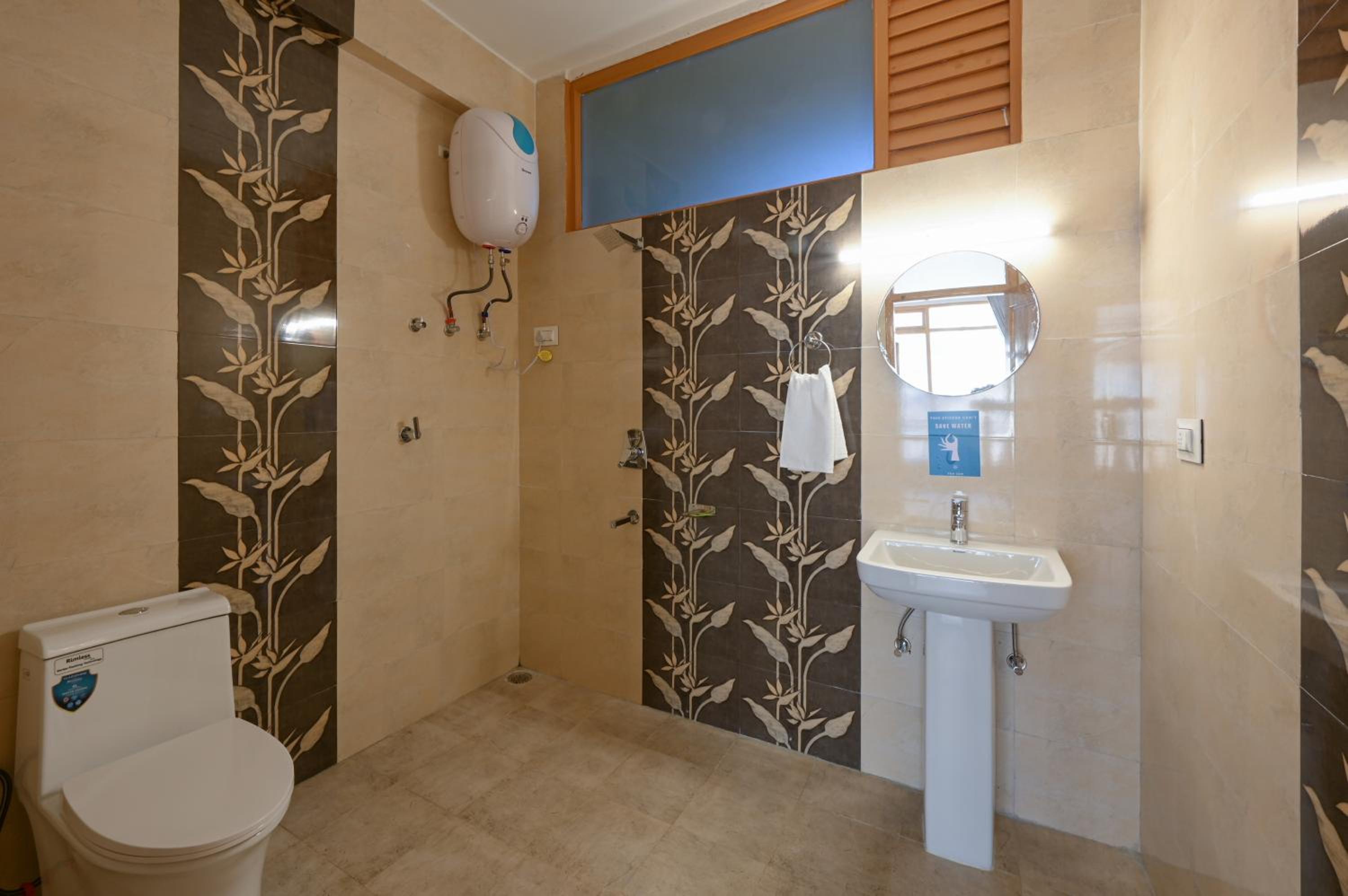 Deluxe Room - Photo 16