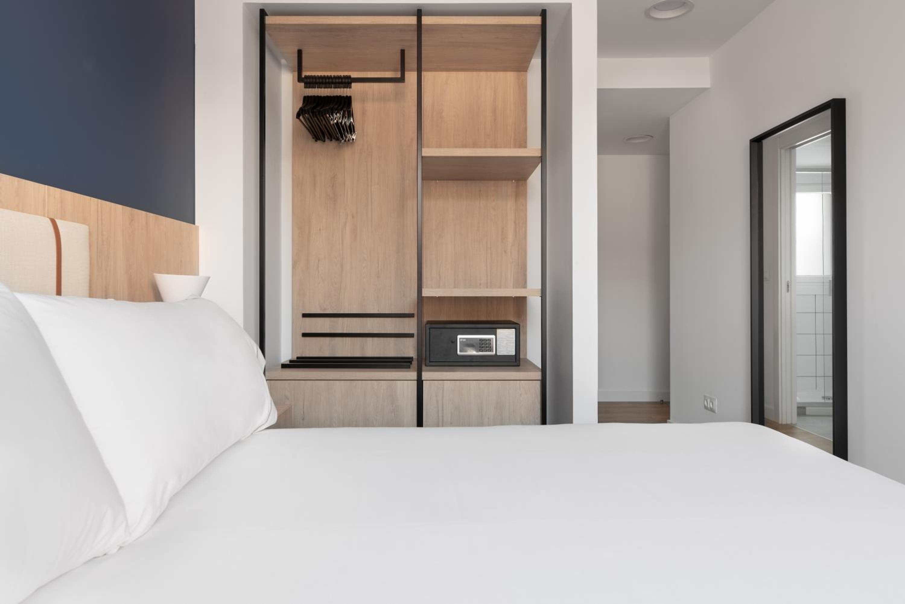 Deluxe Double Room with Balcony - Photo 1
