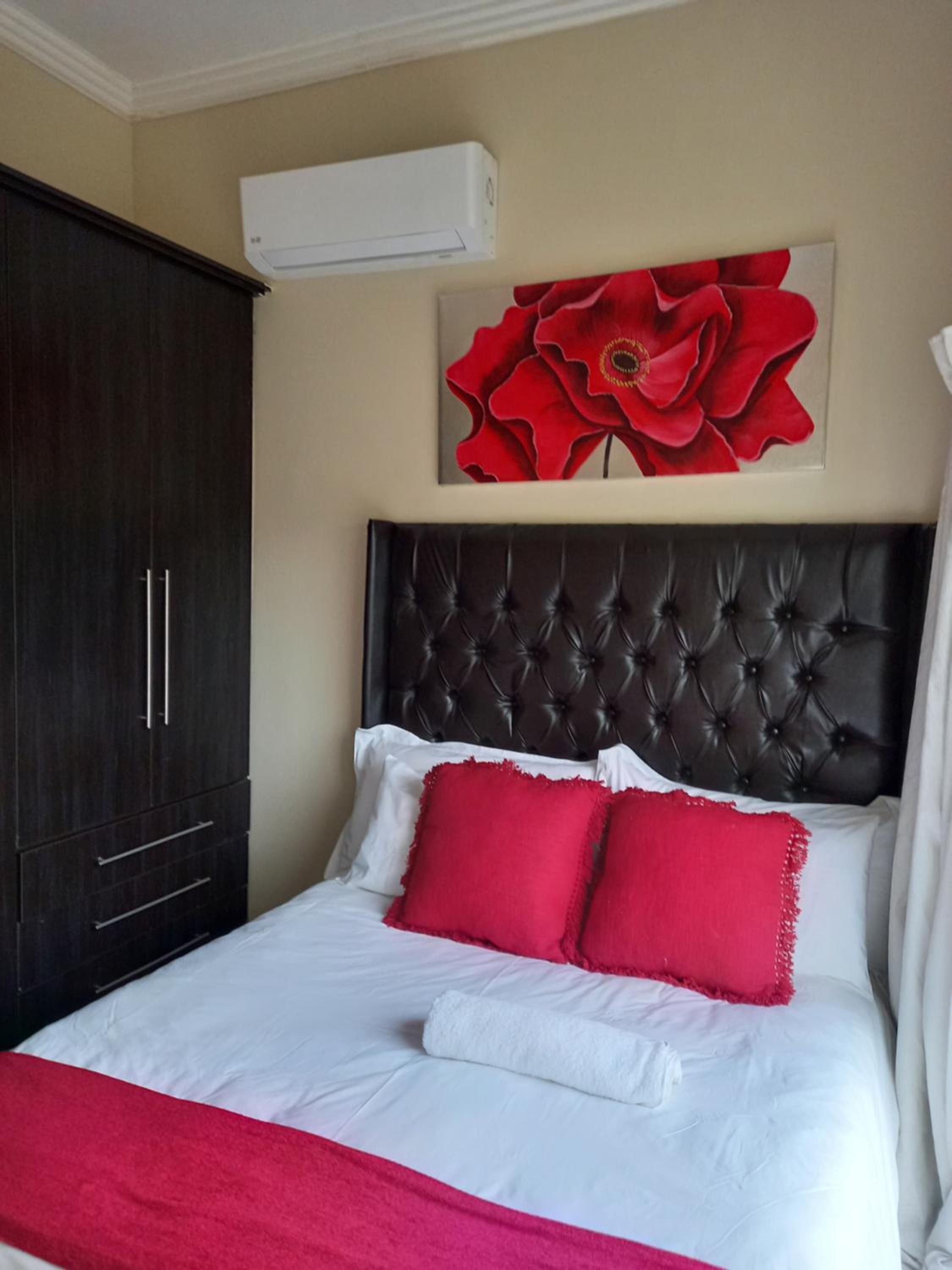 Three-Bedroom House - Photo 21
