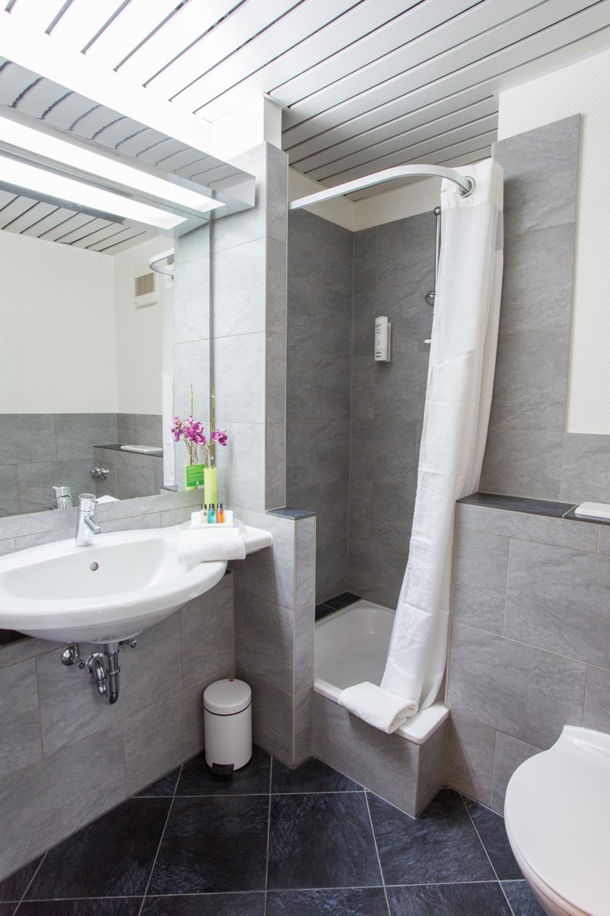 Standard Twin Room - Photo 5
