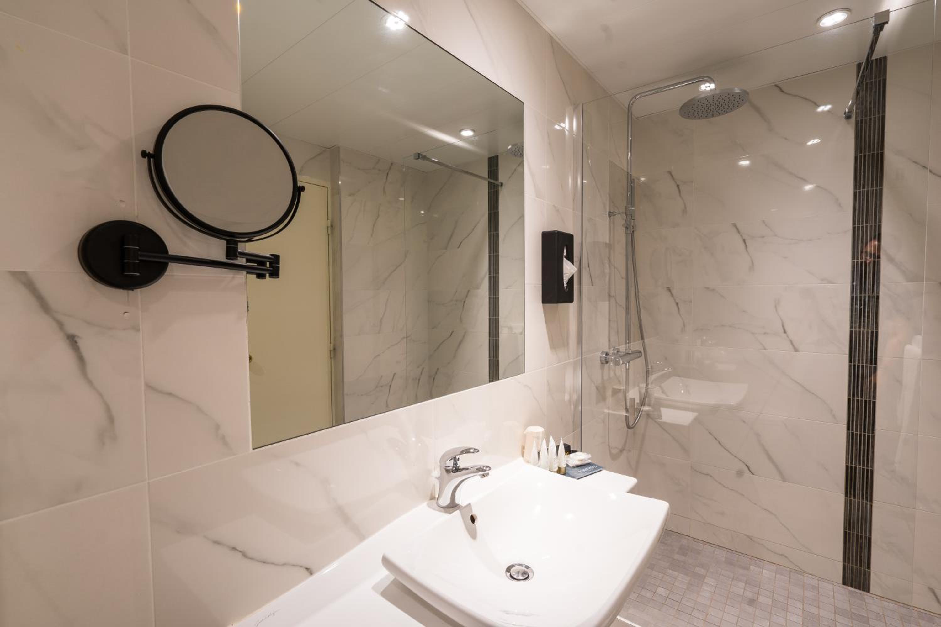 Classic Double or Twin Room with Courtyard View photo 2