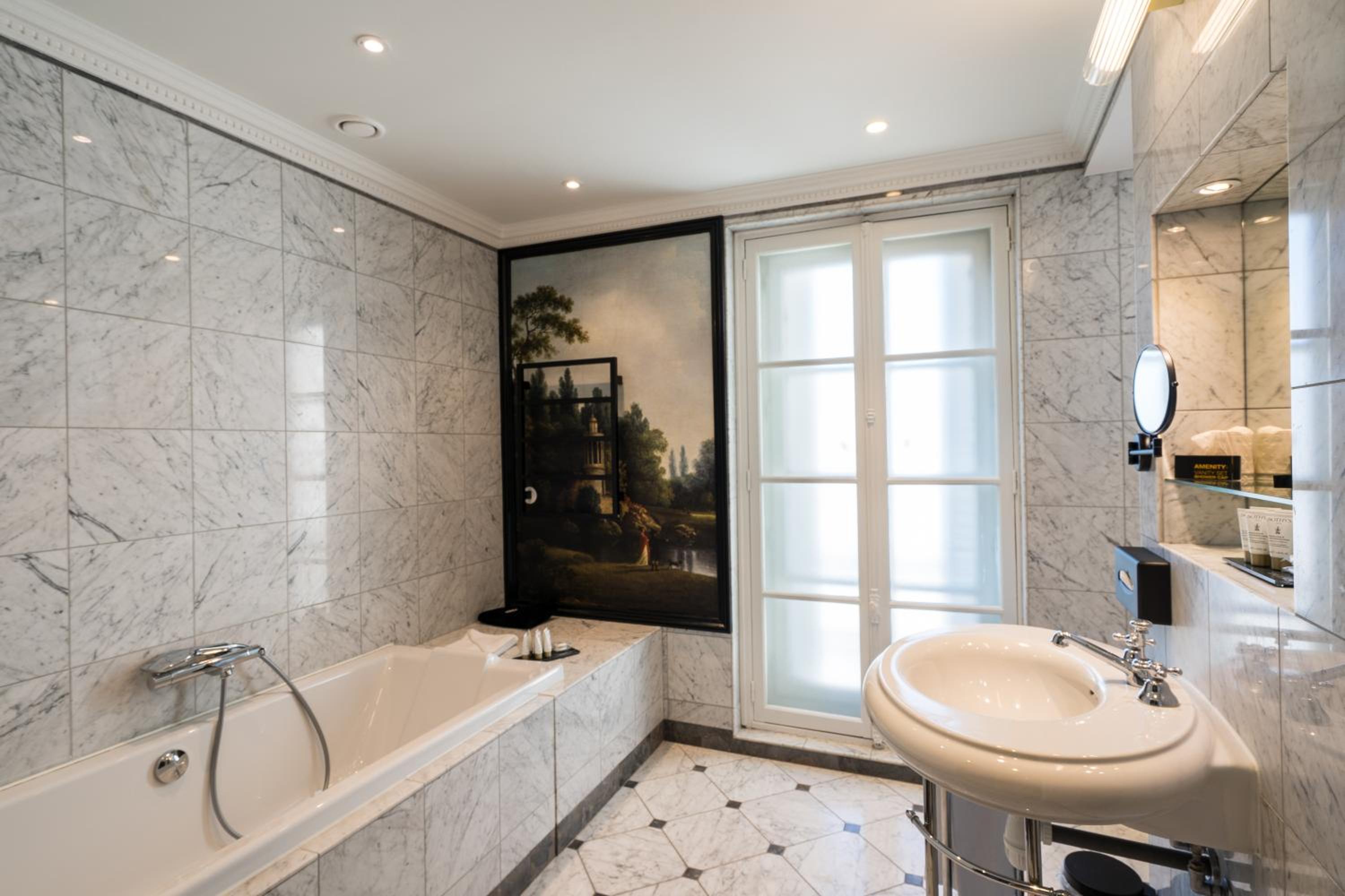 Junior King Suite with Courtyard View photo 2