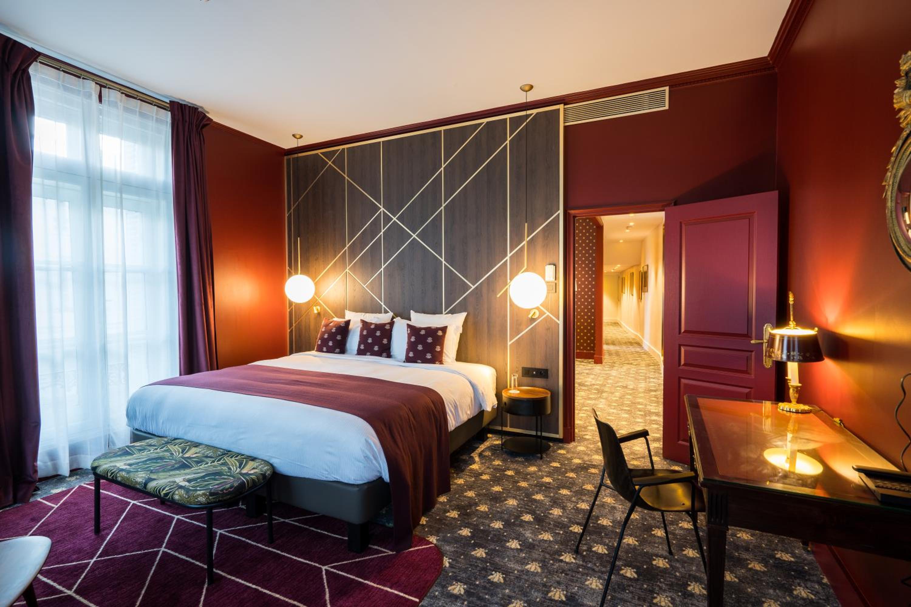 Junior King Suite with Courtyard View photo 3