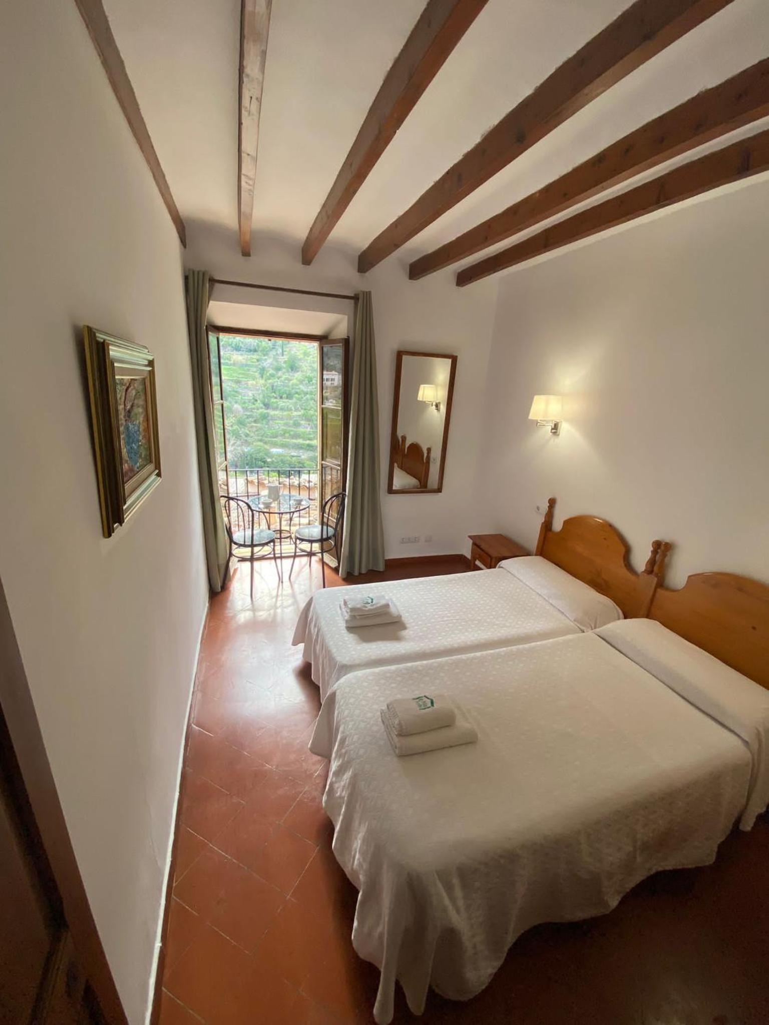 Double or Twin Room - Photo 4