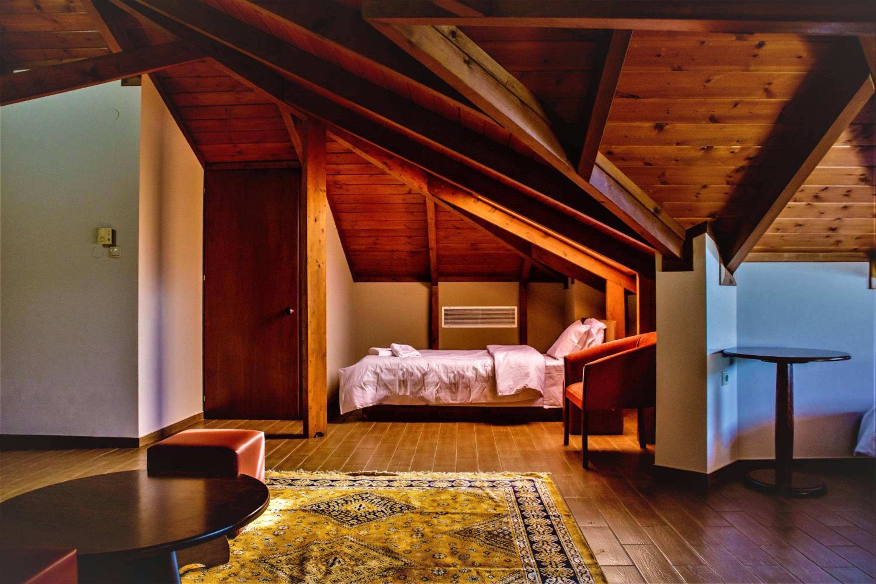 Deluxe Family Suite - Photo 7