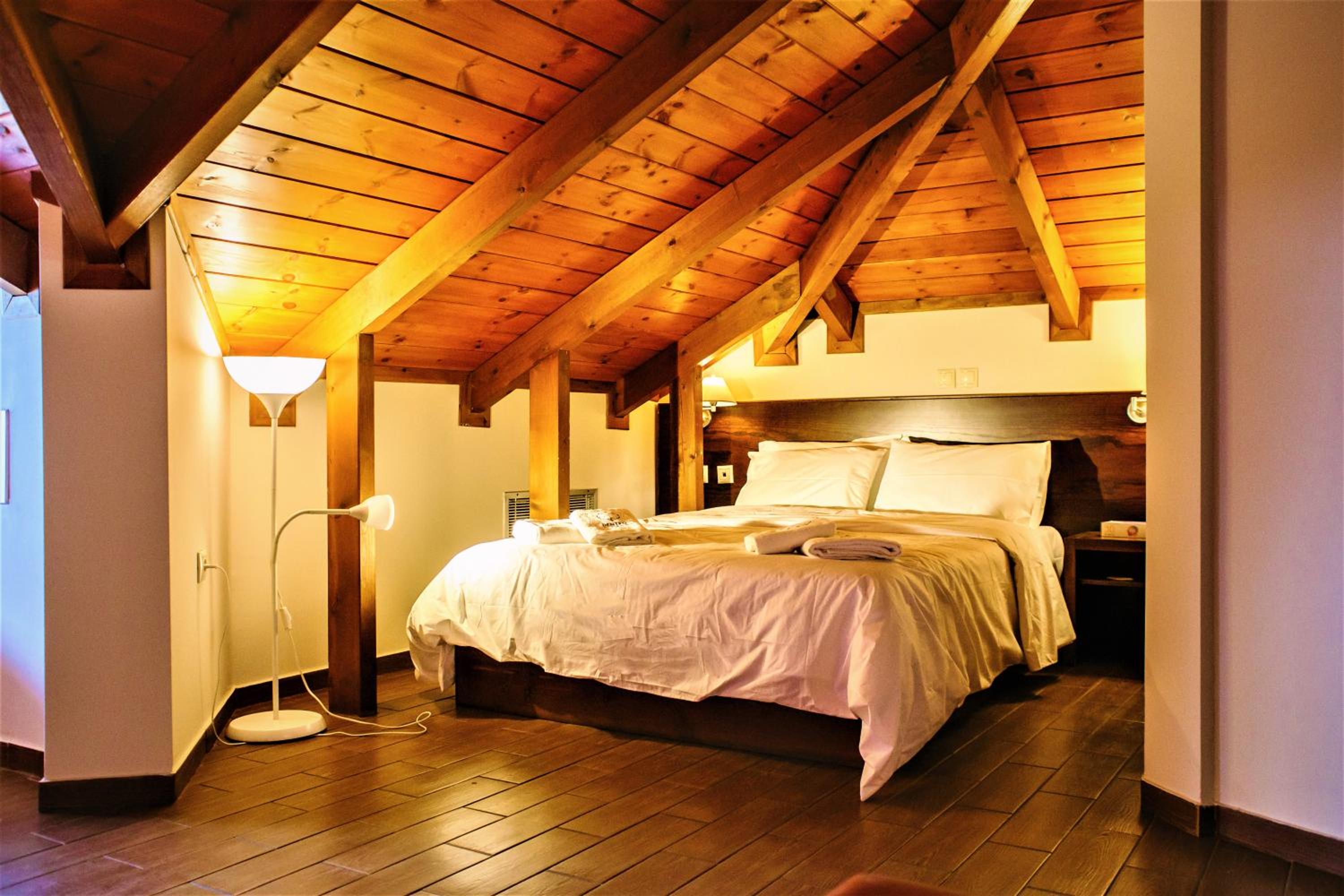 Deluxe Family Suite - Photo 8