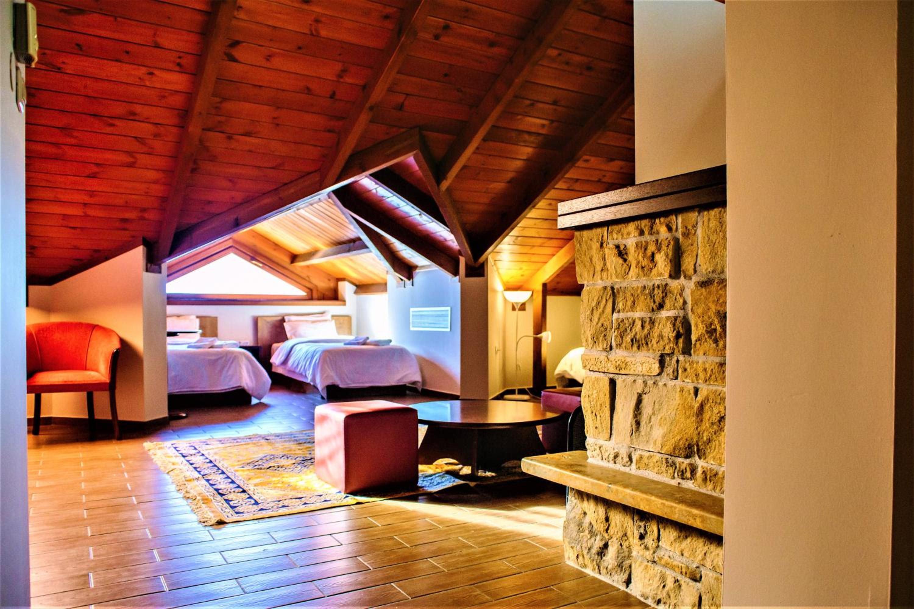 Deluxe Family Suite - Photo 9