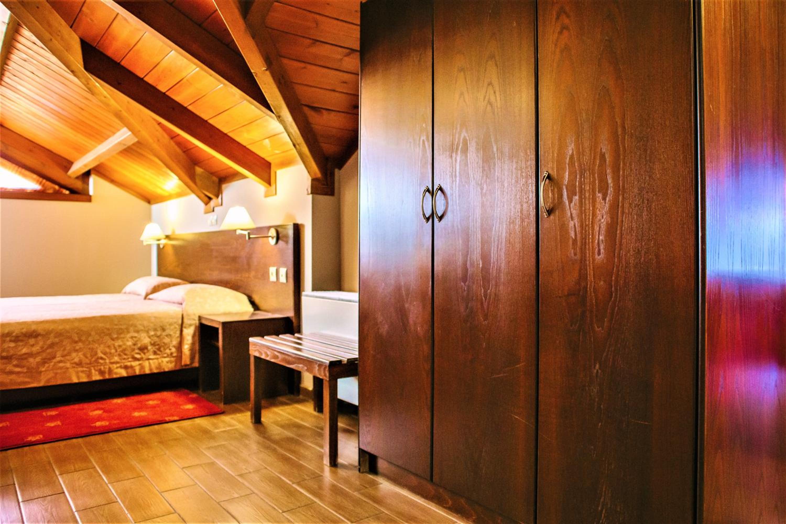 Deluxe Family Suite - Photo 10