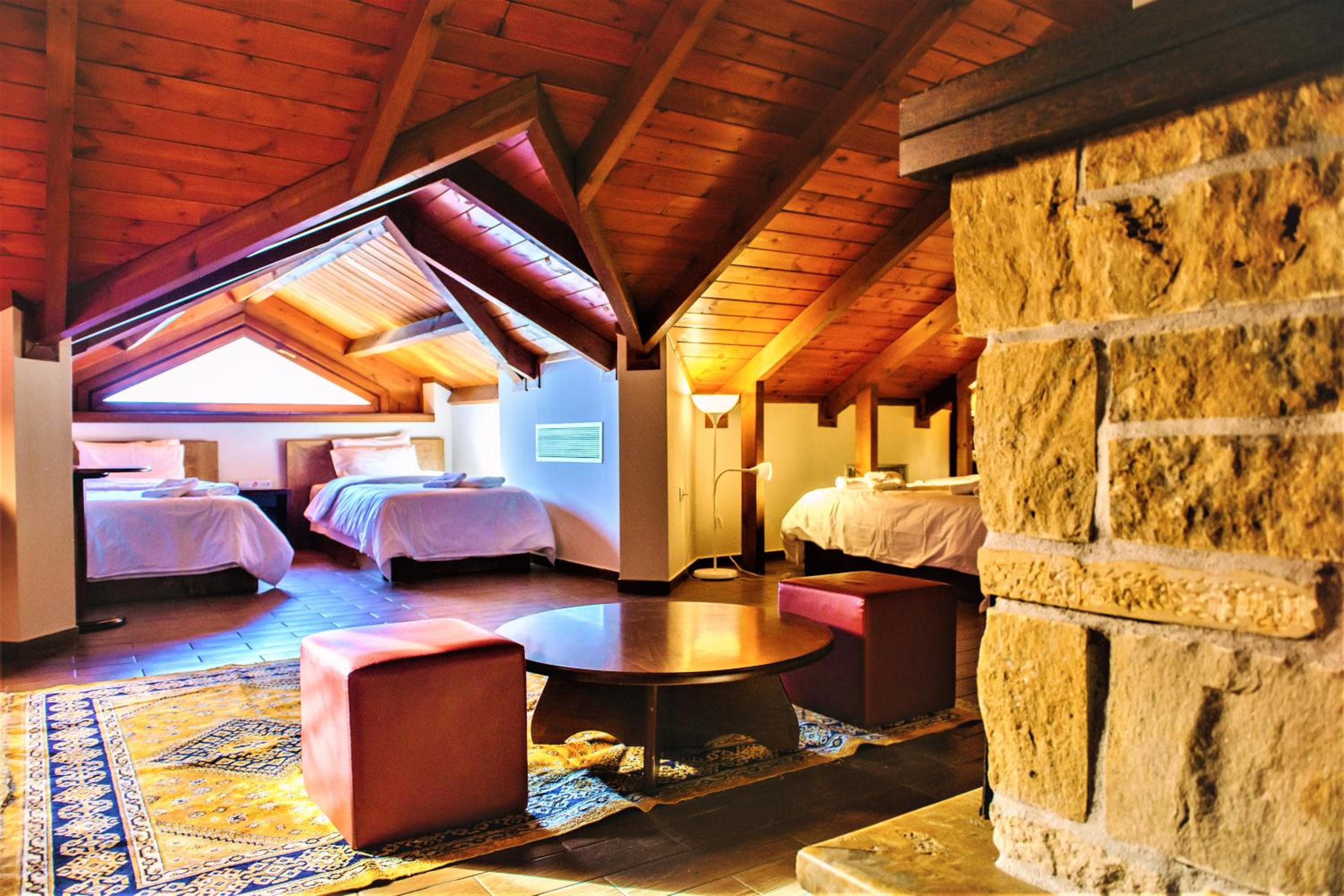 Deluxe Family Suite - Photo 11