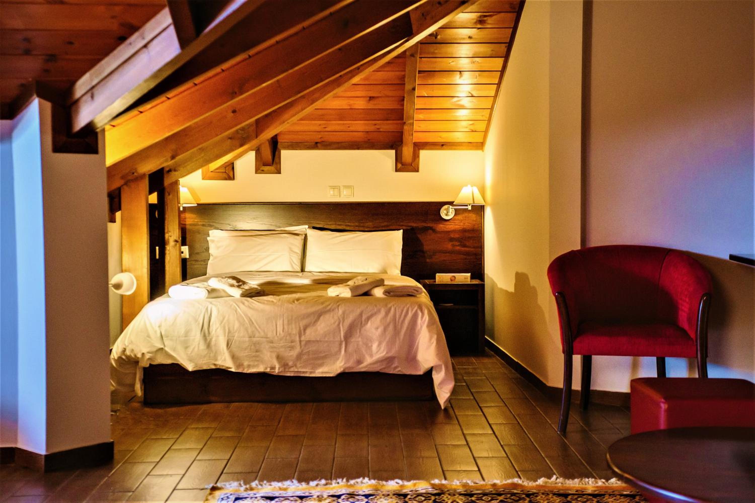 Deluxe Family Suite - Photo 12