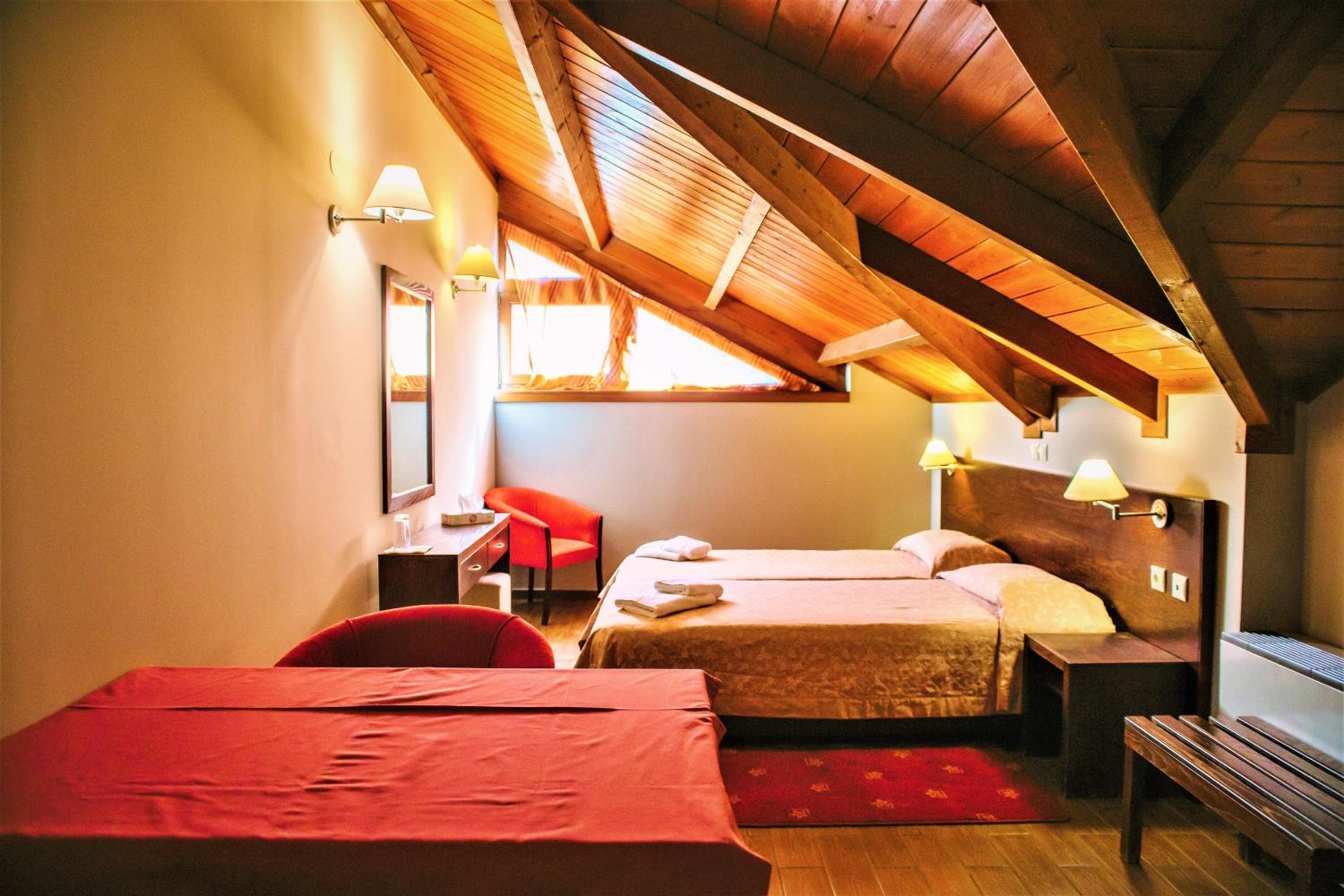 Deluxe Family Suite - Photo 14