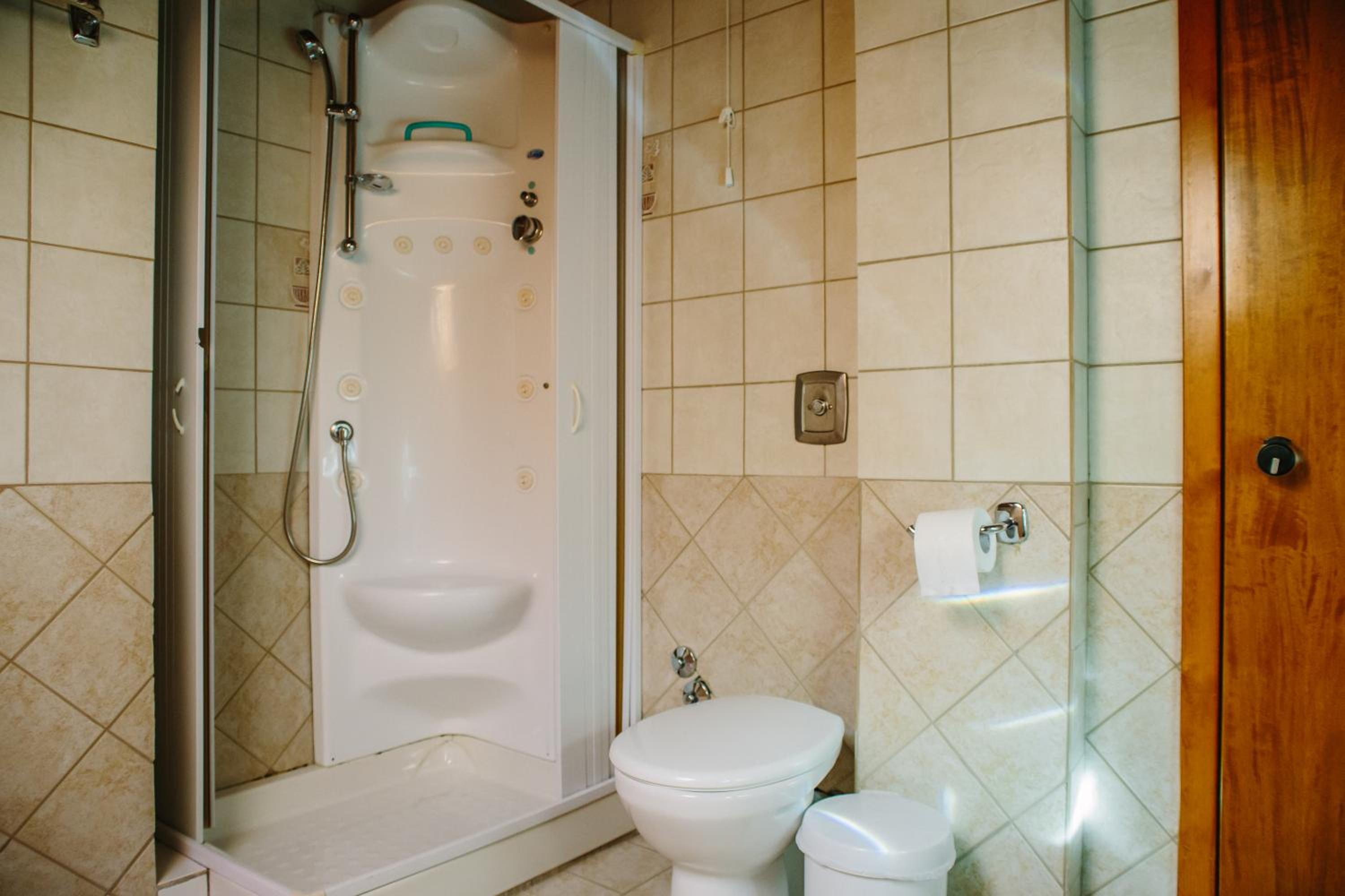 Deluxe Family Suite - Photo 18