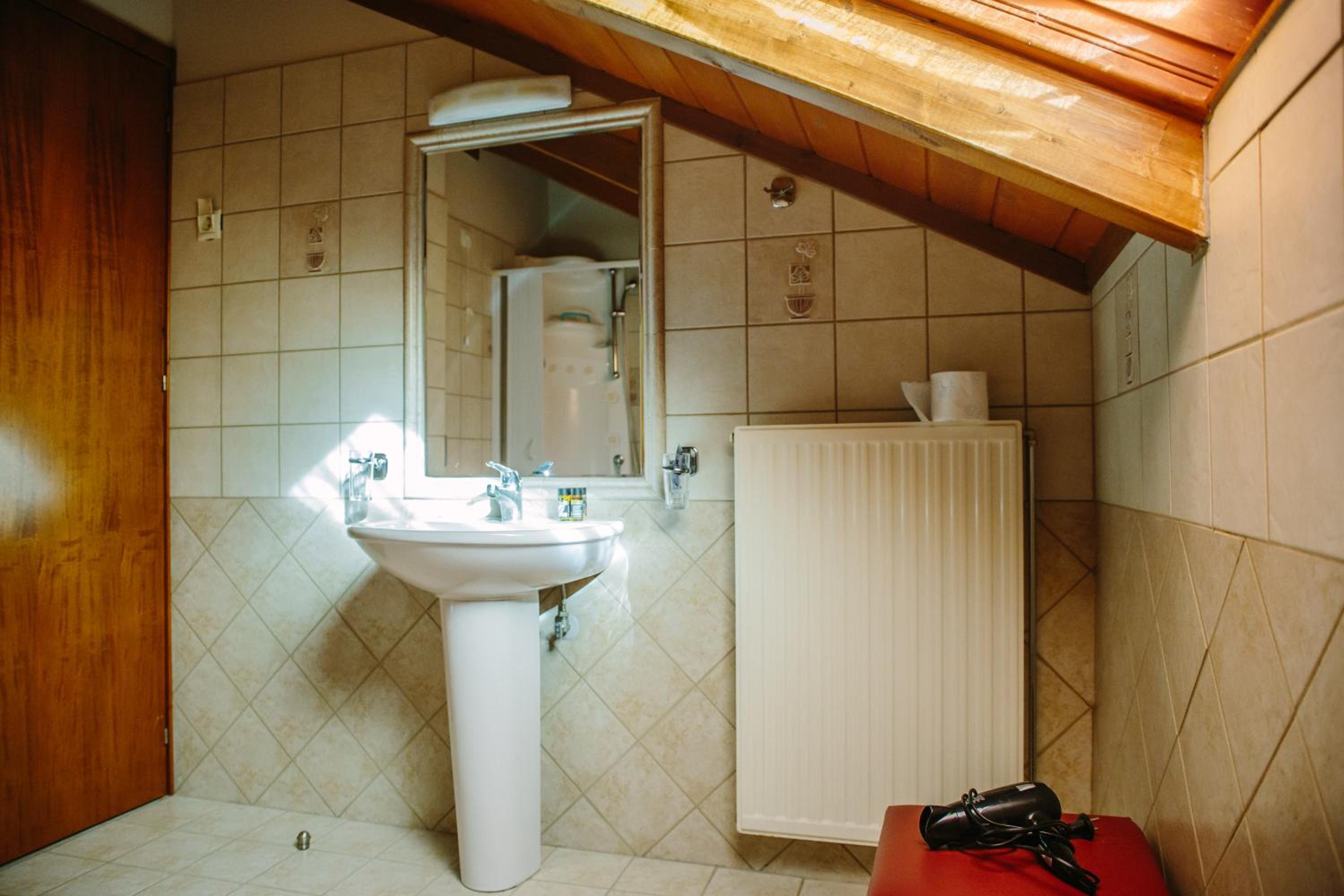 Deluxe Family Suite - Photo 20
