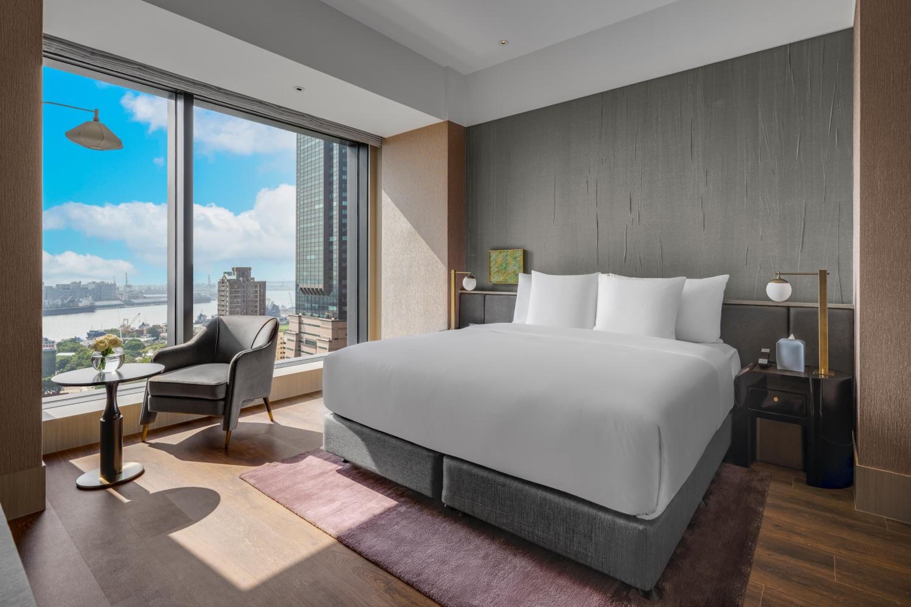 Junior King Suite with Harbor View - Photo 1