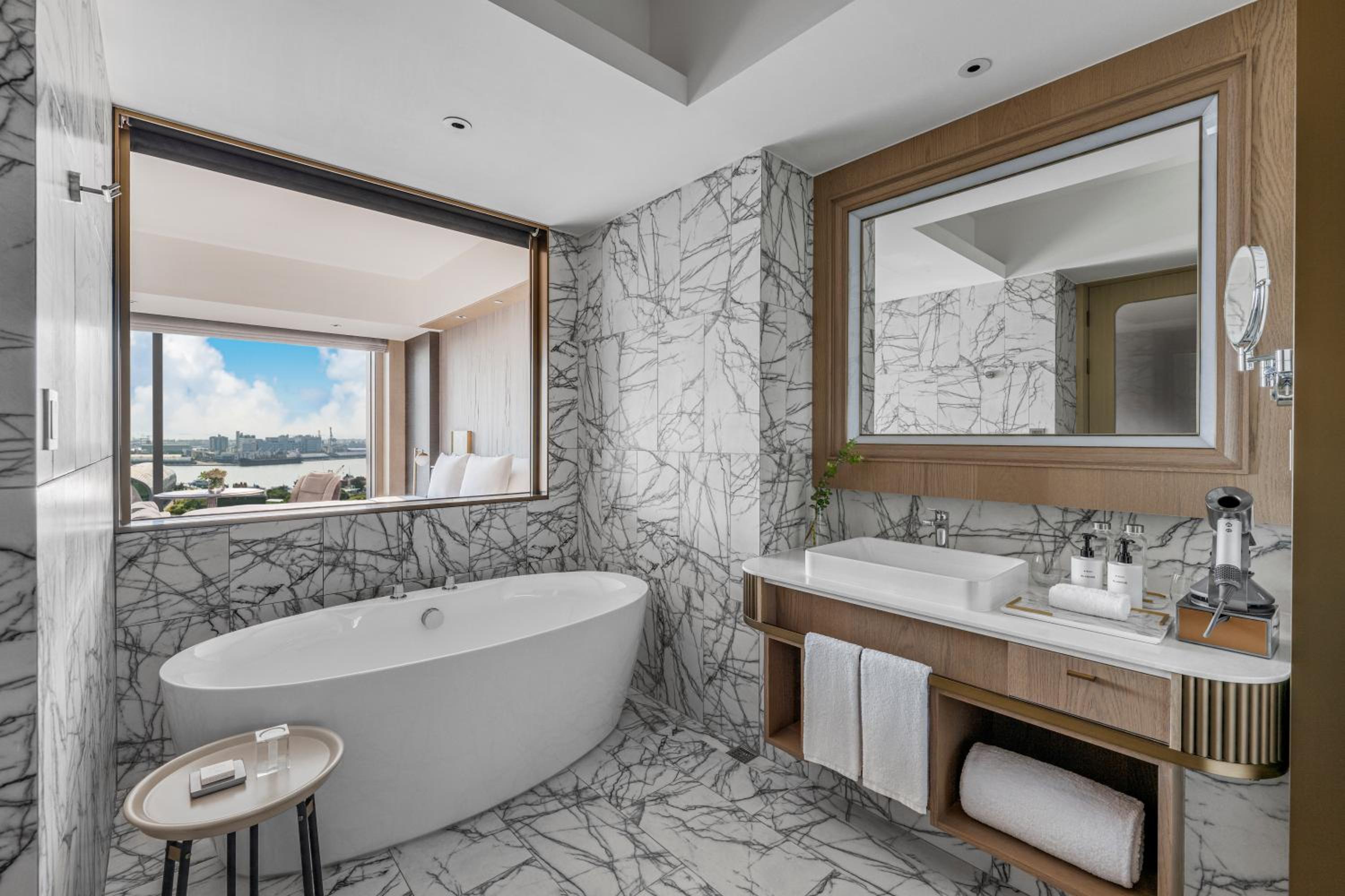Classic King Room with Harbor View - High Floor - Photo 2