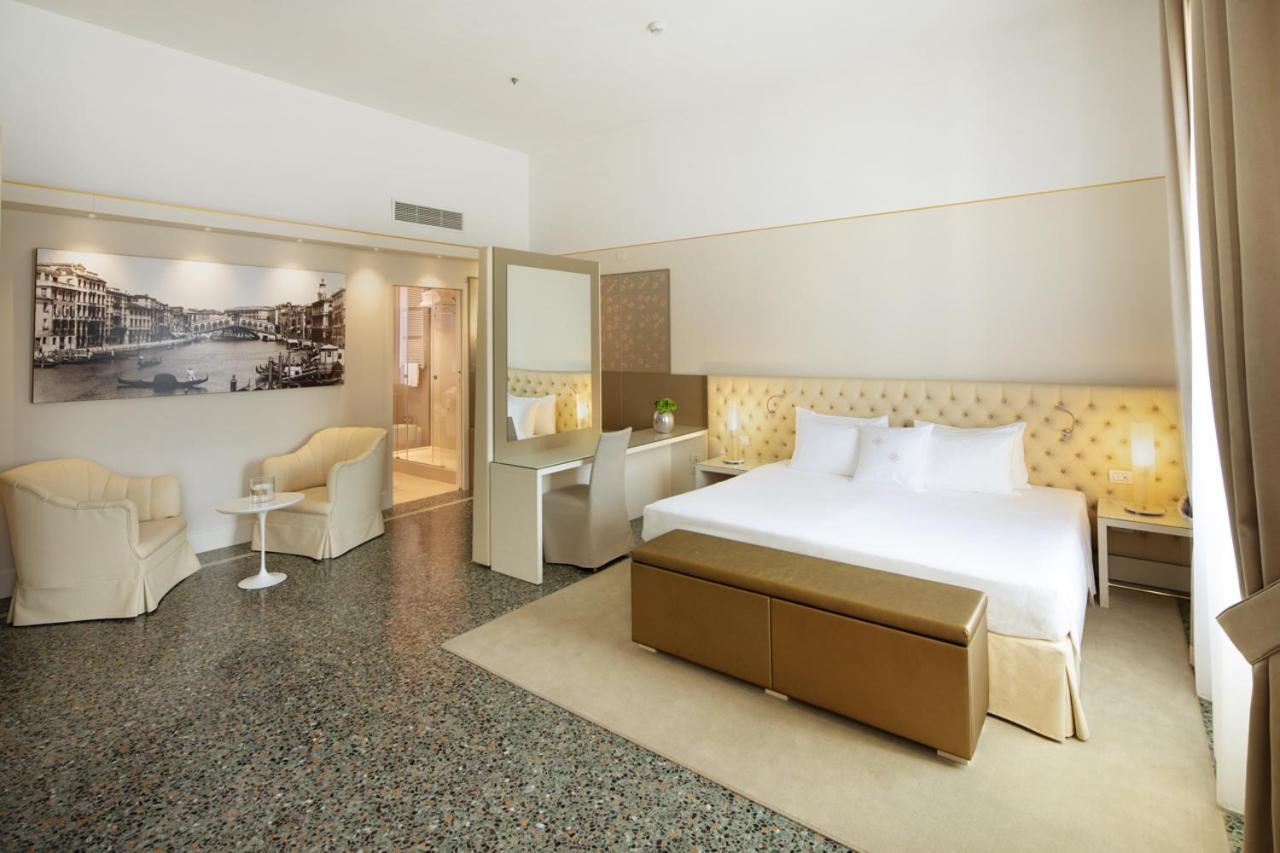 Junior Suite with View thumbnail 6