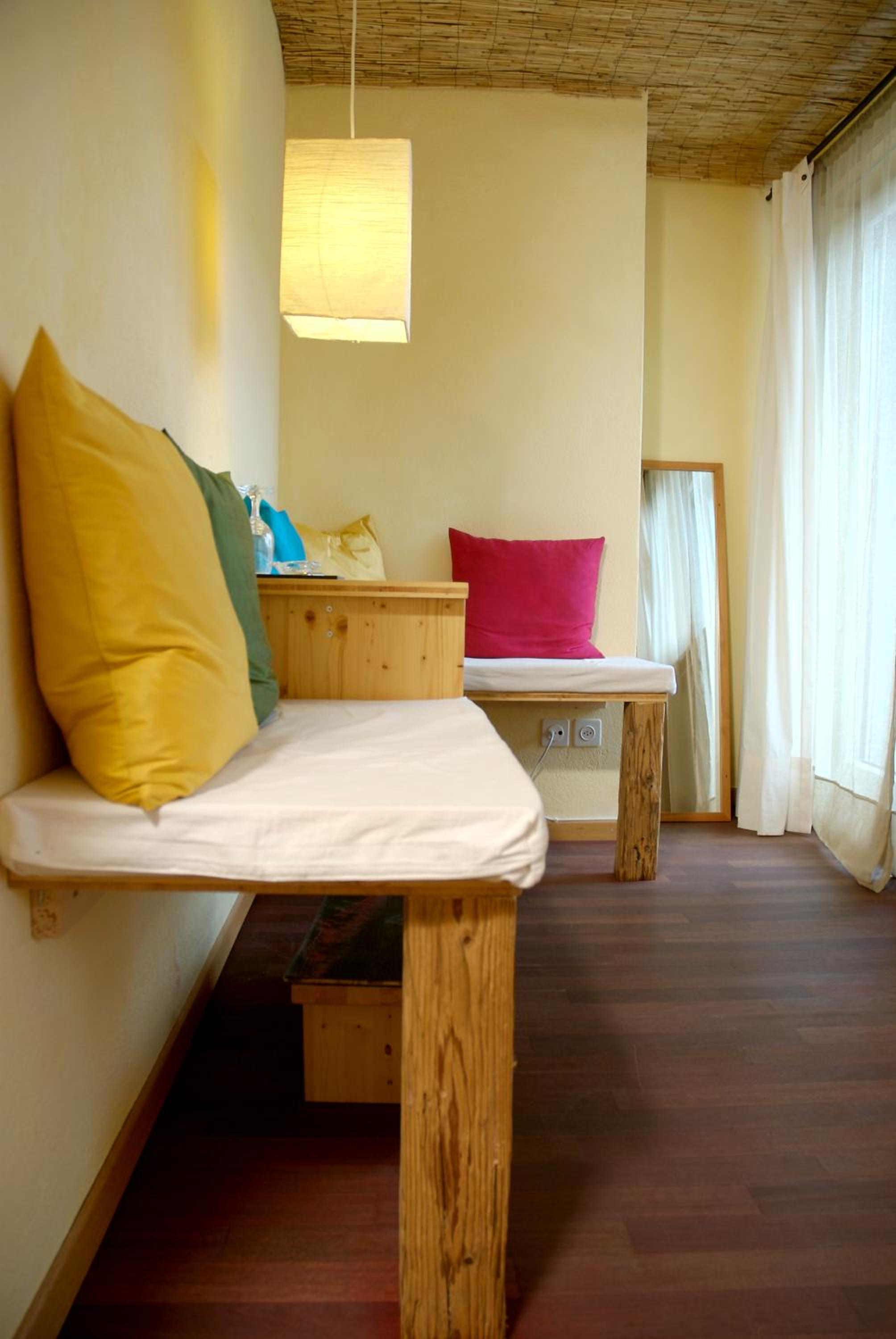Double Room with Balcony - Photo 9