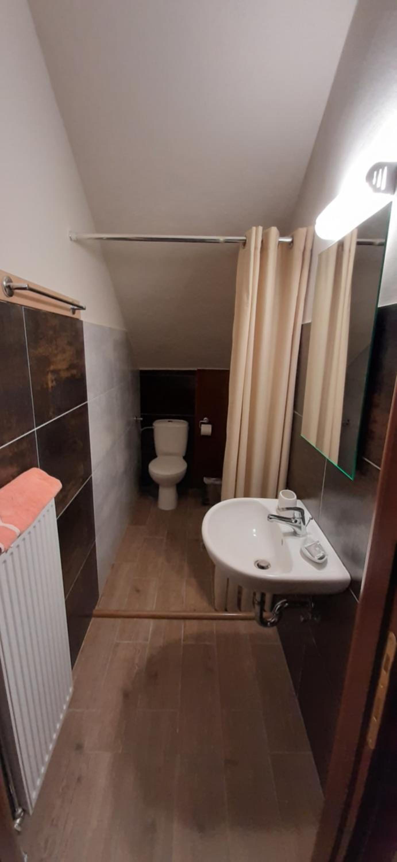 Double Room with Fireplace - Semi Basement photo 2