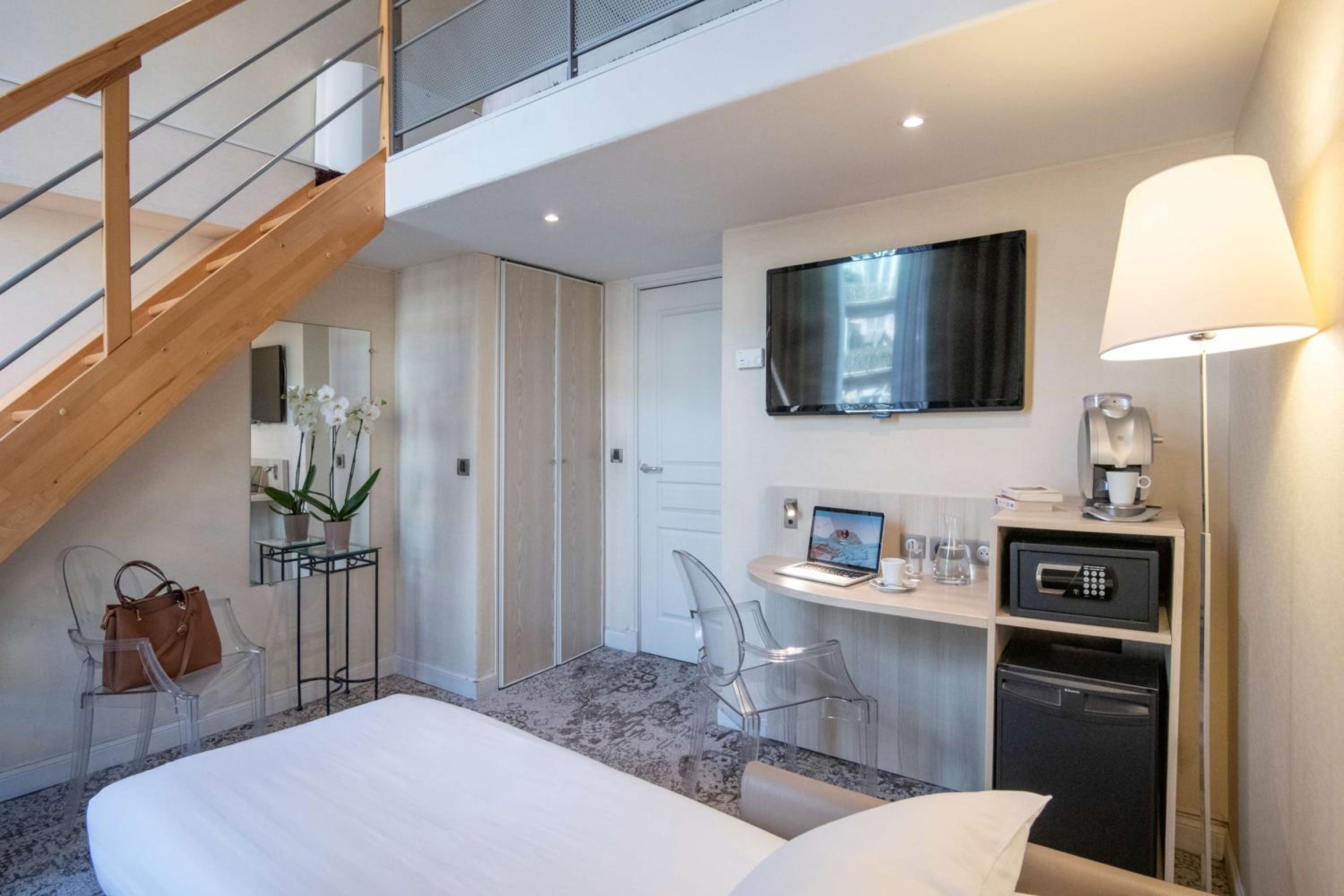 Executive Room with King Bed and Sofa Bed - Non-Smoking - Photo 12