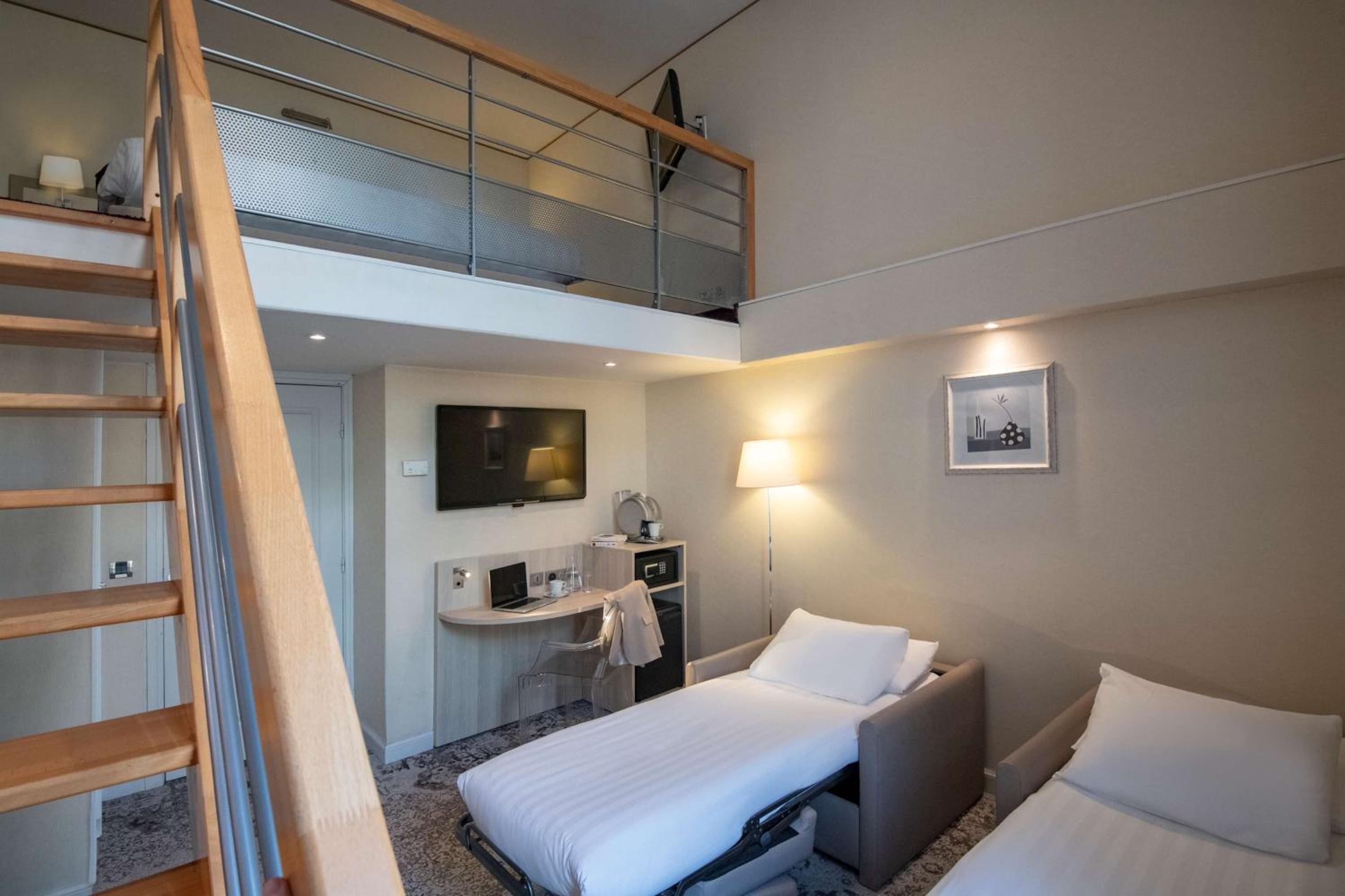 Executive Room with King Bed and Sofa Bed - Non-Smoking - Photo 14